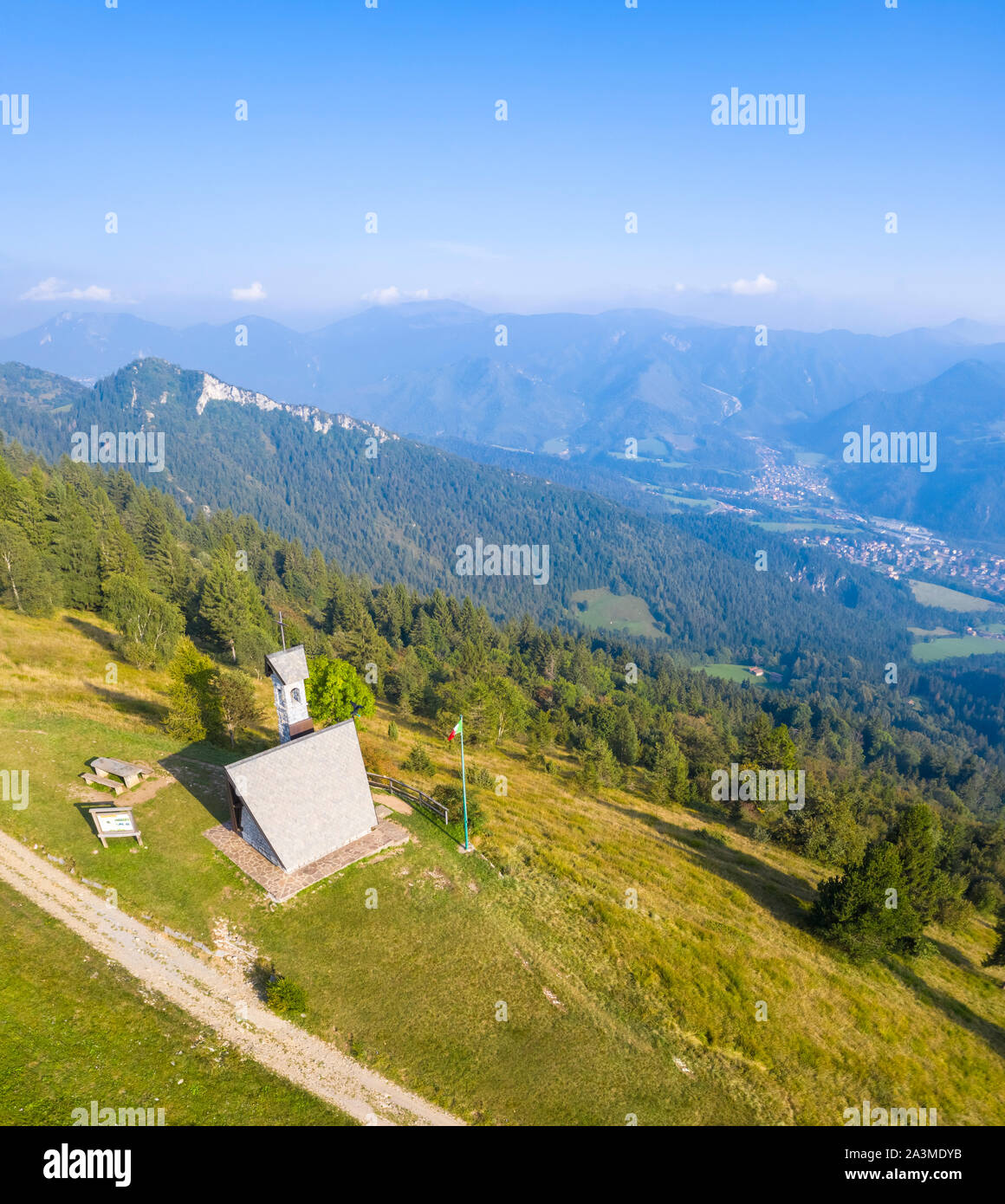 Vue aérienne de la Chiesetta degli Alpini de Monte Blum et Cima Paré. Rovetta, vallée Seriana, Lombardie, province de Bergame, en Italie. Banque D'Images