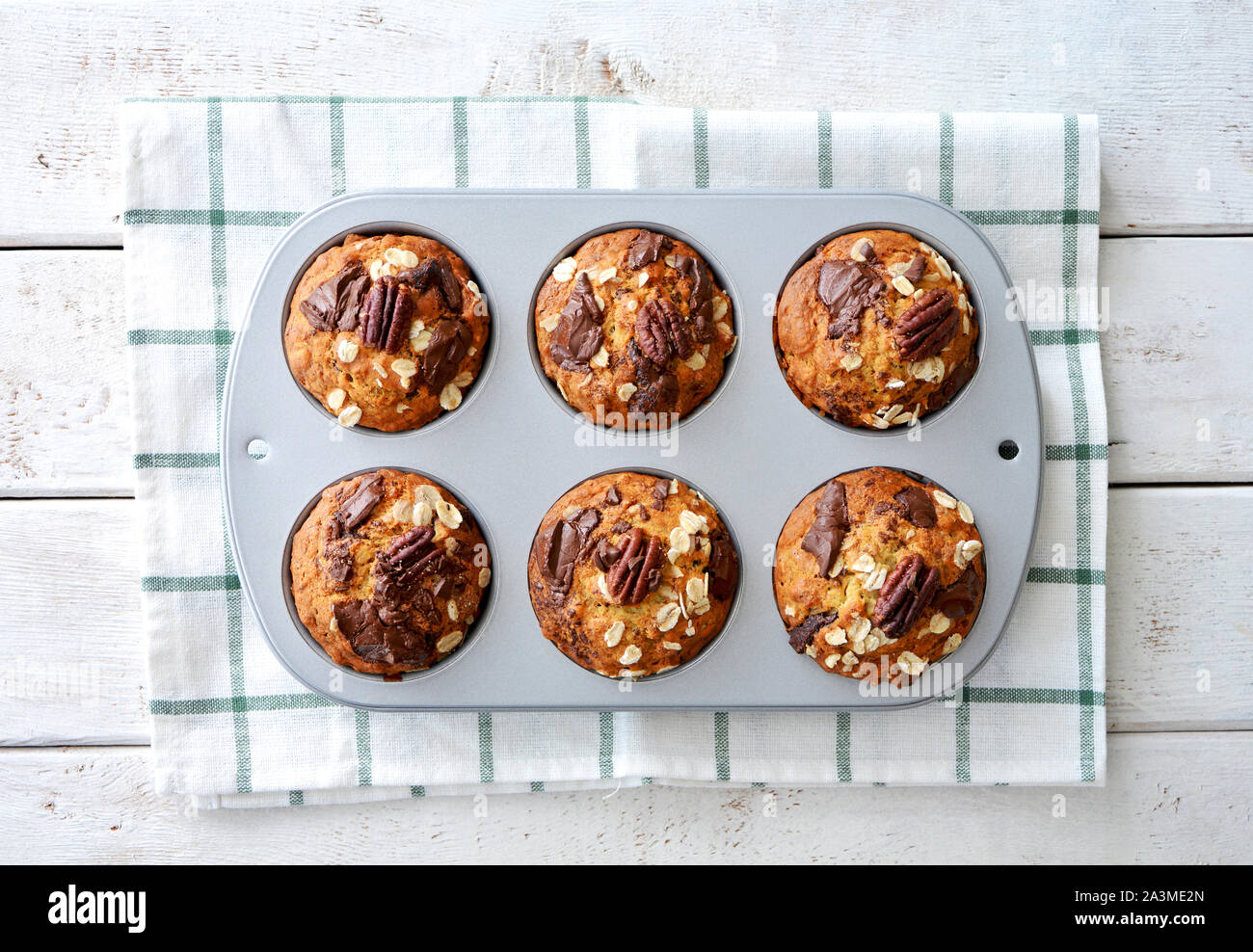 Boulangerie Pâtisserie avoine banane chocolat et pacanes muffins muffins en étain dans la composition des plats. En-cas sains et nutritifs. Banque D'Images