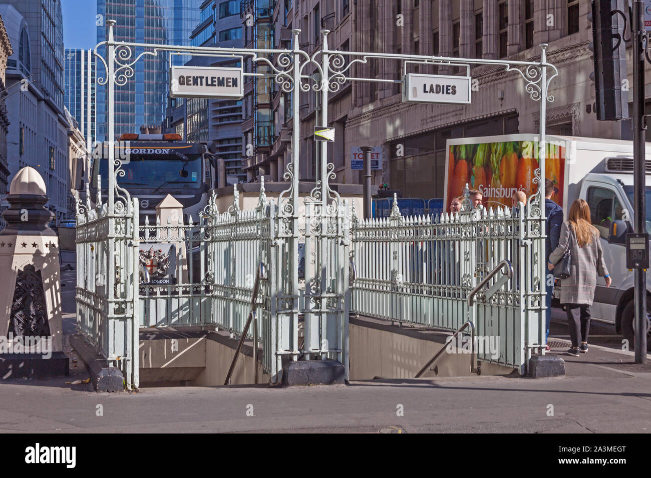 Ville de Londres. La ferronnerie ouvragée d'embellir une commodité publique à la jonction de Gracechurch Street et Eastcheap. Banque D'Images