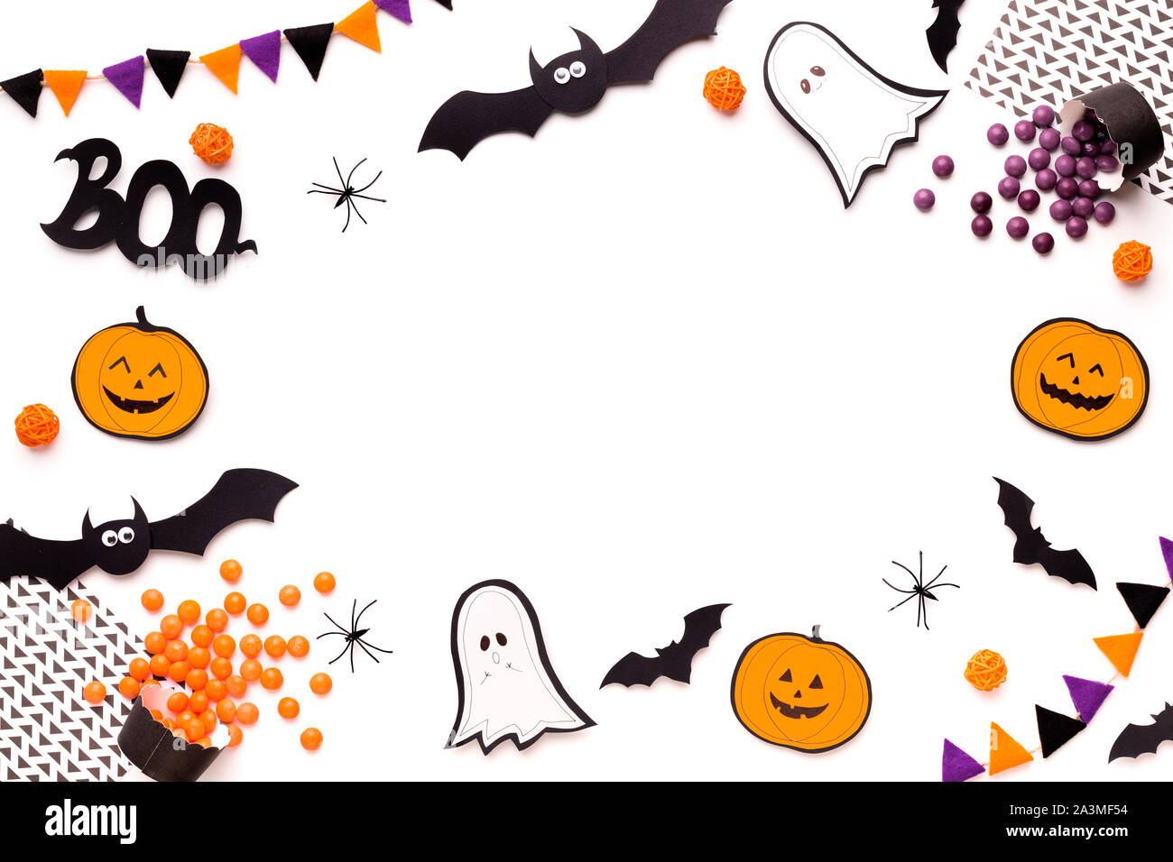Flying fantômes, chauves-souris et les citrouilles créer cadre rond pour le texte Banque D'Images