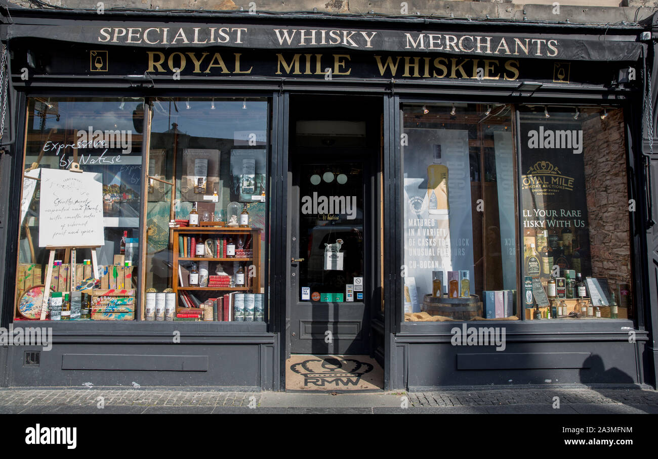 Le Royal Mile Whiskies Shop sur le Royal Mile à Édimbourg en Écosse Banque D'Images