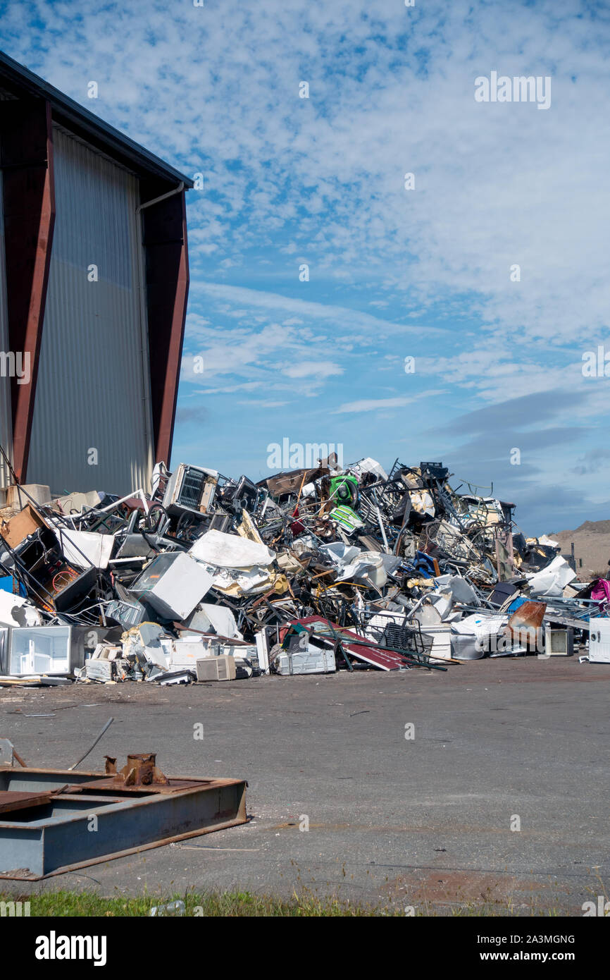 Gros tas de métal pour le recyclage à l'enfouissement Banque D'Images