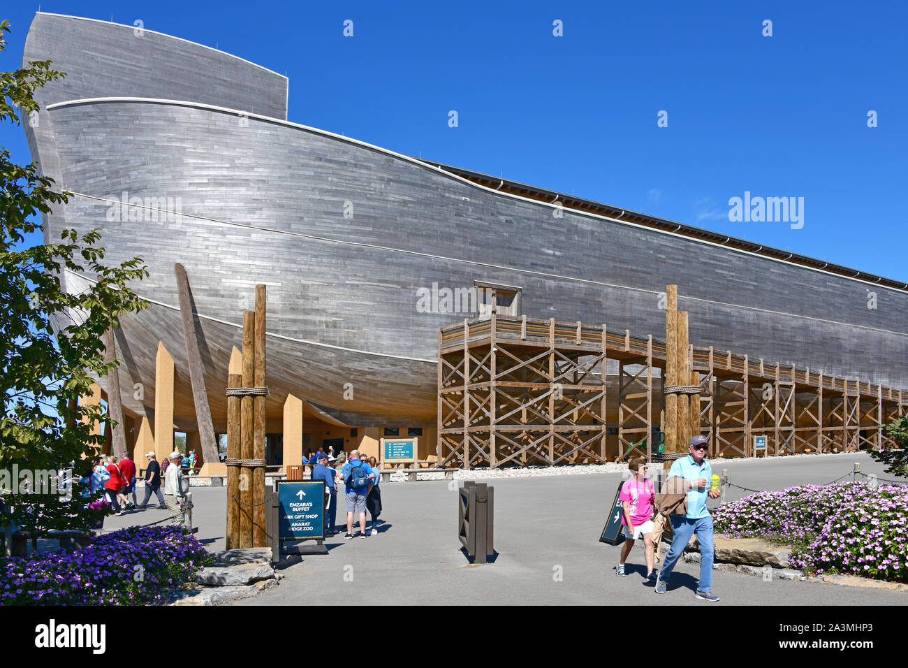 Arche de rencontrer. Williamstown, KY, USA 10- 05-19 construit selon les dimensions données dans la Bible.Cette merveille d'ingénierie moderne. visiteurs étonne Banque D'Images