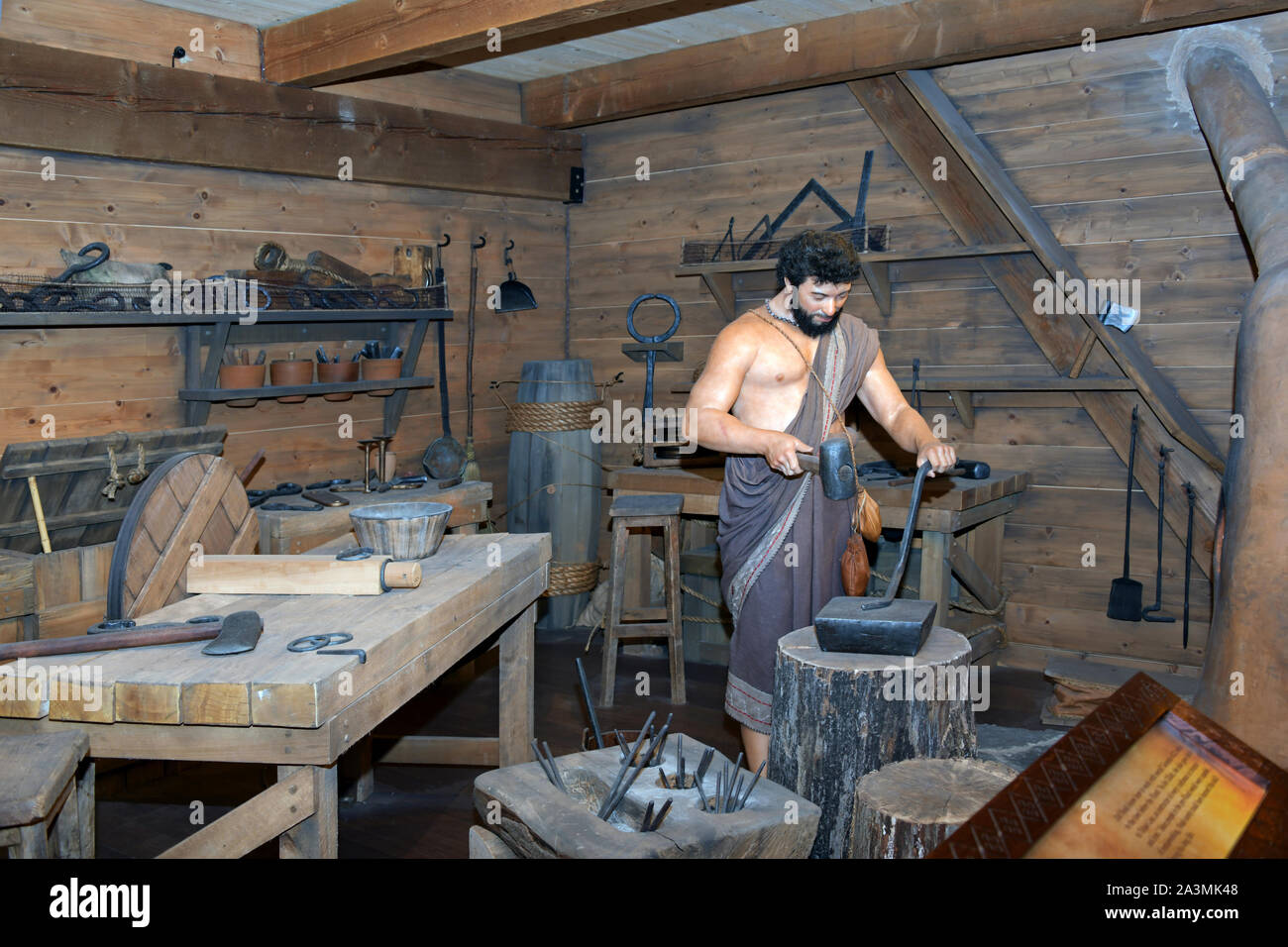 Arche rencontre Williamstown, KY, USA 10-5-19 Atelier de forgeron sur la réplique de l'arche de Noé l'Arche au parc à thème Rencontre Banque D'Images