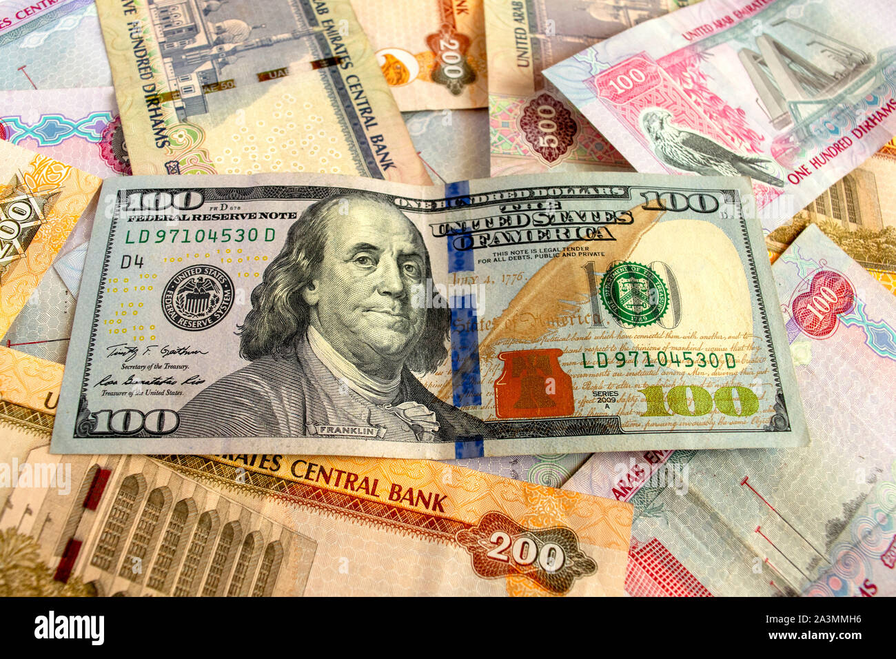 Émirats arabes unis et USA monnaies nationales. Billets en dirhams. US  dollars billet sur dirhams billets. Taux de change Photo Stock - Alamy