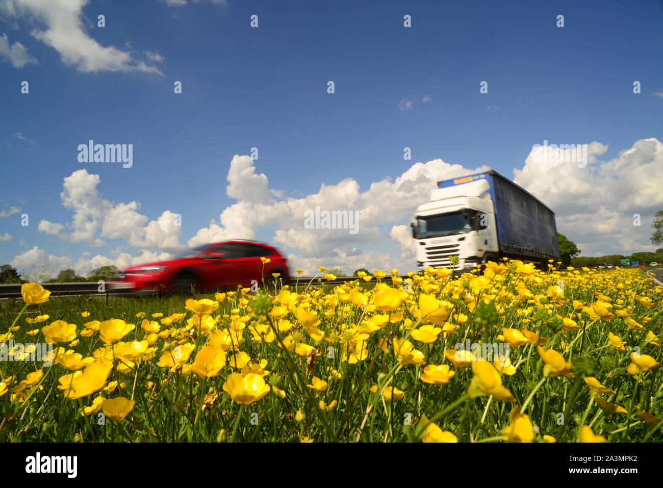 Camion passant sur le bord de la renoncule A64 York Royaume-Uni Banque D'Images