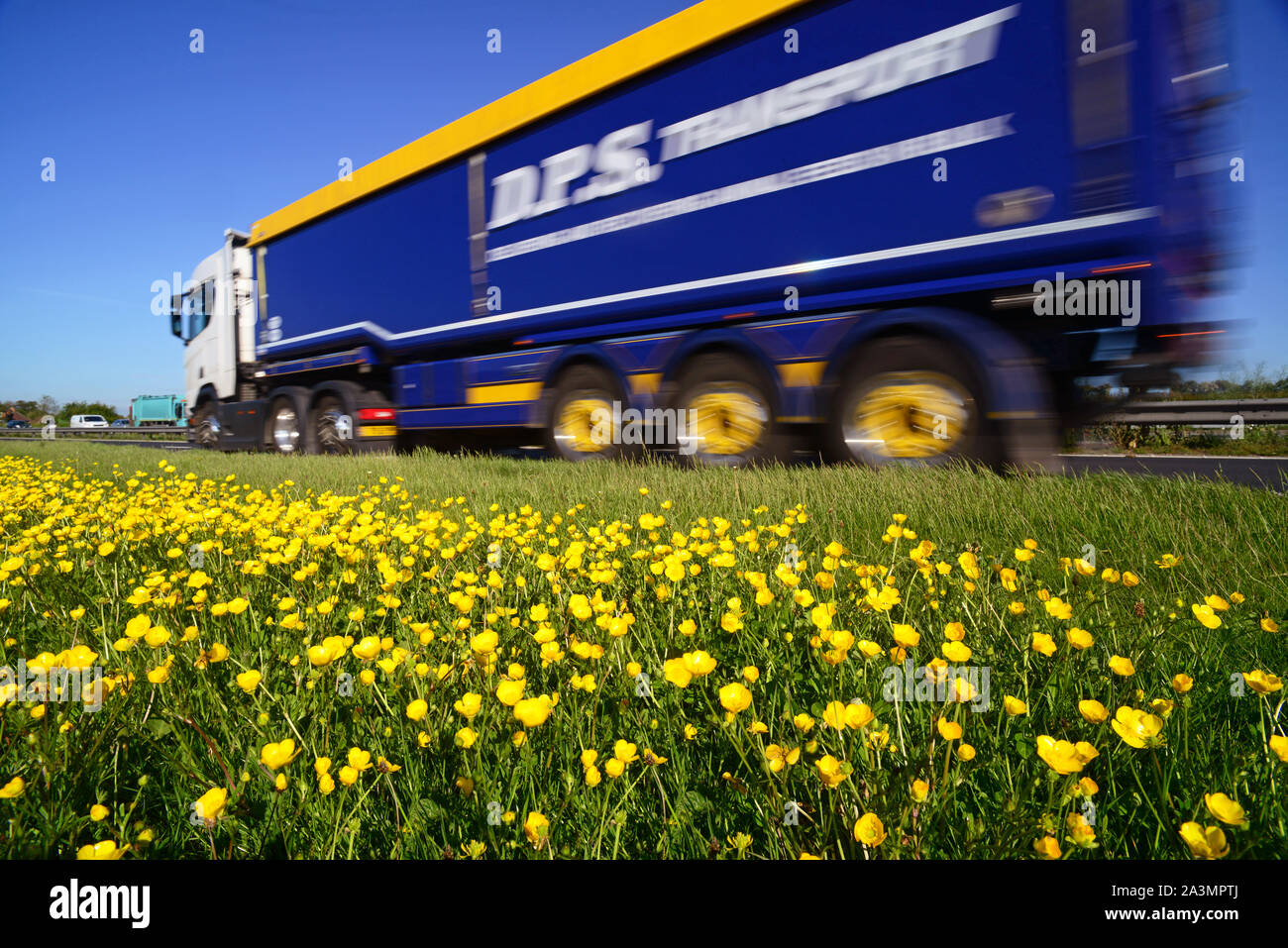 Camion passant sur le bord de la renoncule A64 York Royaume-Uni Banque D'Images