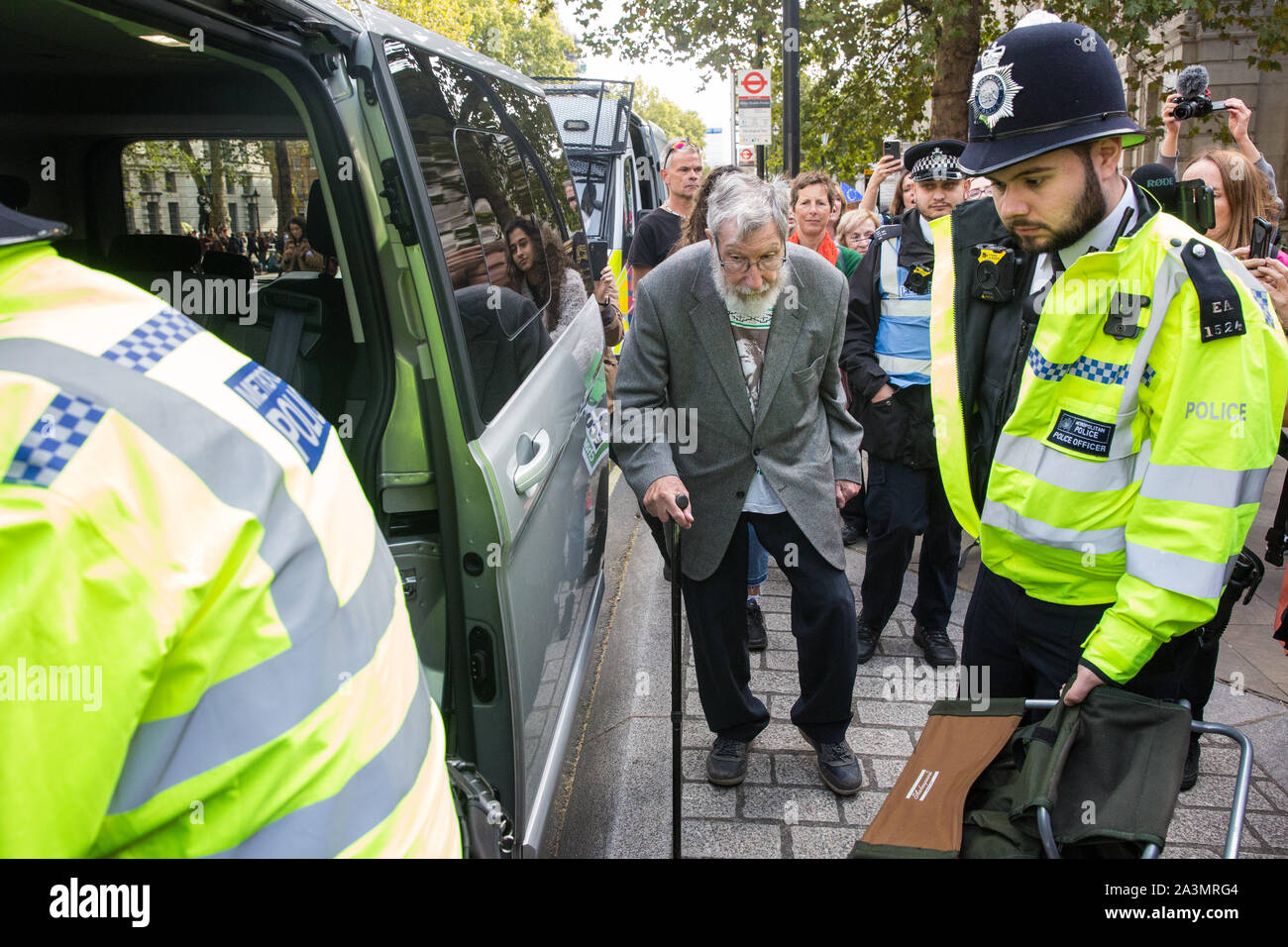 Londres, Royaume-Uni. 9 octobre, 2019. John Lynes, 91 ans, activiste climatique de l'extinction, la rébellion est arrêté par des policiers à l'aide de l'article 14 de la Loi sur l'ordre public de 1986 après le blocage Whitehall le troisième jour de manifestations internationales d'exiger une rébellion Déclaration gouvernementale d'un climat et d'urgence écologique, un engagement à enrayer la perte de biodiversité et la consommation énergétique nette zéro émissions de carbone en 2025 et pour le gouvernement de créer et d'être entraîné par les décisions d'une assemblée de citoyens sur le climat et la justice écologique. Credit : Mark Kerrison/Alamy Live News Banque D'Images