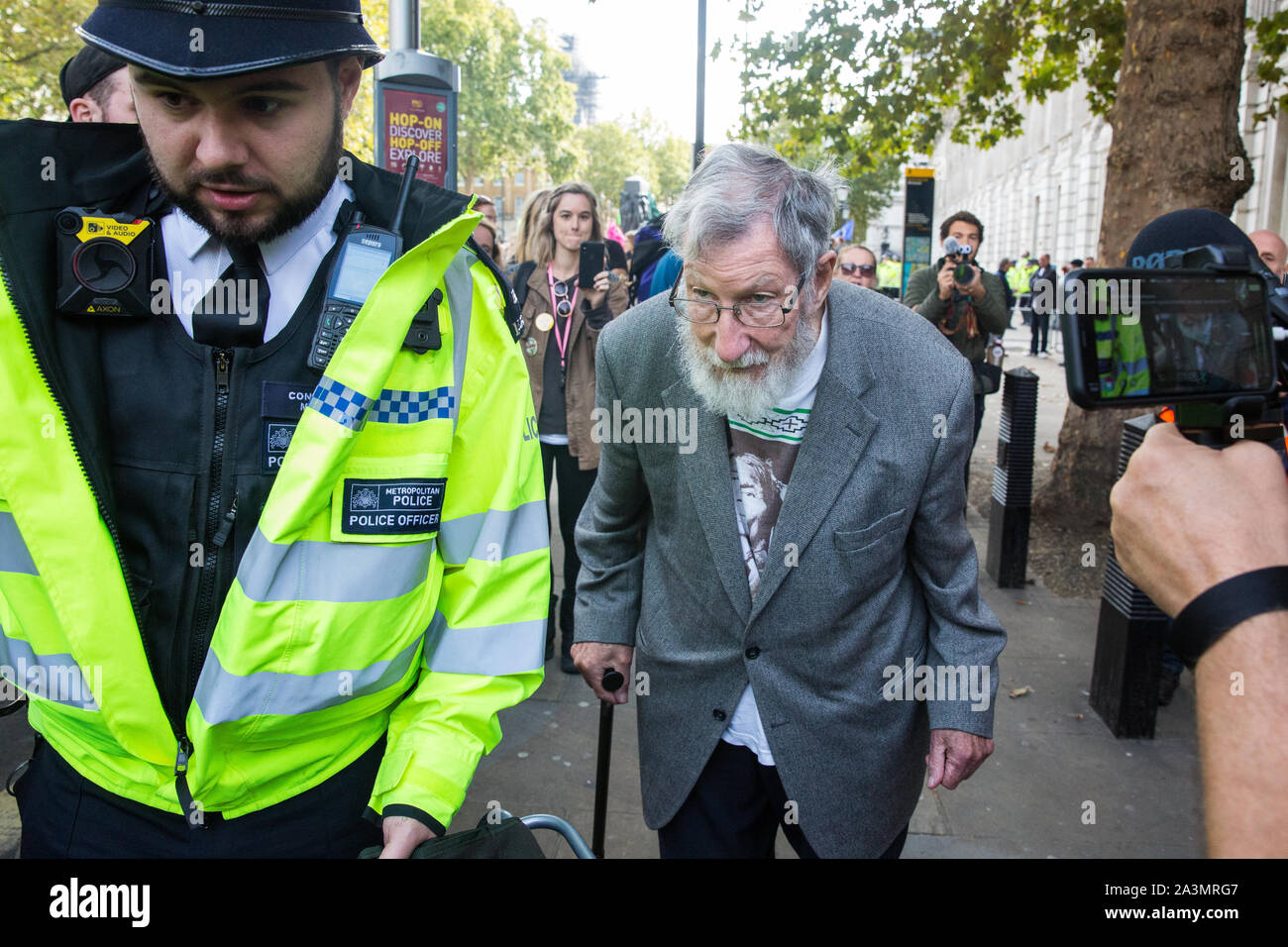 Londres, Royaume-Uni. 9 octobre, 2019. John Lynes, 91 ans, activiste climatique de l'extinction, la rébellion est arrêté par des policiers à l'aide de l'article 14 de la Loi sur l'ordre public de 1986 après le blocage Whitehall le troisième jour de manifestations internationales d'exiger une rébellion Déclaration gouvernementale d'un climat et d'urgence écologique, un engagement à enrayer la perte de biodiversité et la consommation énergétique nette zéro émissions de carbone en 2025 et pour le gouvernement de créer et d'être entraîné par les décisions d'une assemblée de citoyens sur le climat et la justice écologique. Credit : Mark Kerrison/Alamy Live News Banque D'Images