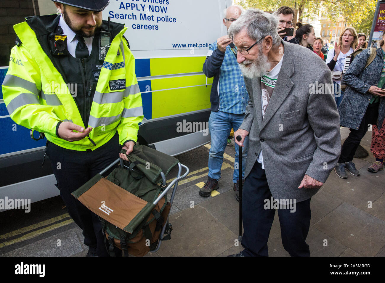 Londres, Royaume-Uni. 9 octobre, 2019. John Lynes, 91 ans, activiste climatique de l'extinction, la rébellion est arrêté par des policiers à l'aide de l'article 14 de la Loi sur l'ordre public de 1986 après le blocage Whitehall le troisième jour de manifestations internationales d'exiger une rébellion Déclaration gouvernementale d'un climat et d'urgence écologique, un engagement à enrayer la perte de biodiversité et la consommation énergétique nette zéro émissions de carbone en 2025 et pour le gouvernement de créer et d'être entraîné par les décisions d'une assemblée de citoyens sur le climat et la justice écologique. Credit : Mark Kerrison/Alamy Live News Banque D'Images