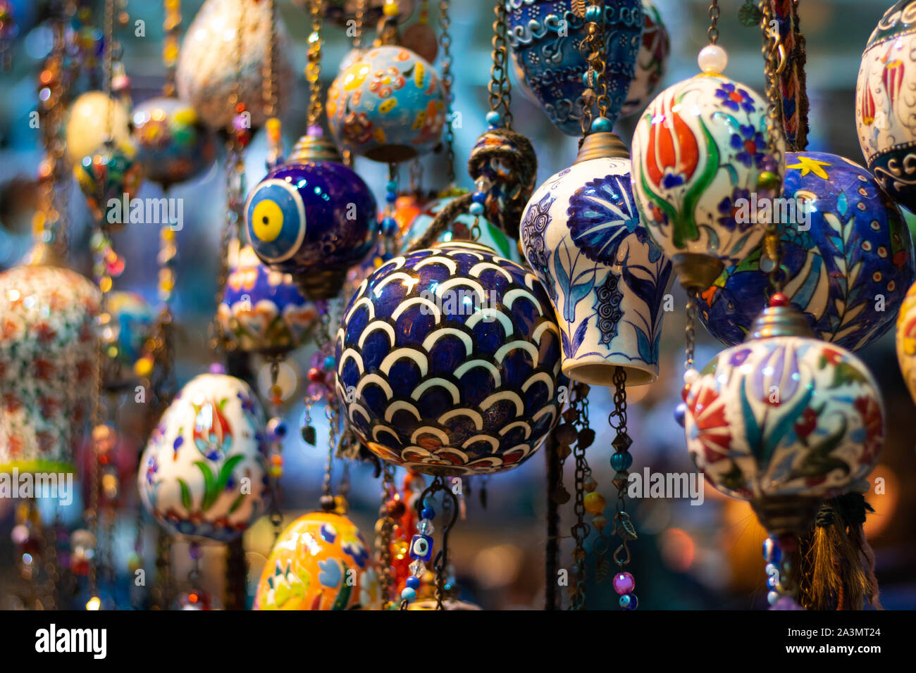 Objets décoratifs de style turc suspendus sur le stand du Grand Bazar Banque D'Images