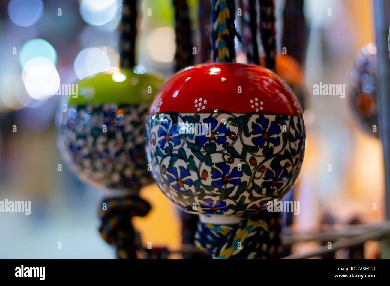 Objets décoratifs de style turc suspendus sur le stand du Grand Bazar Banque D'Images