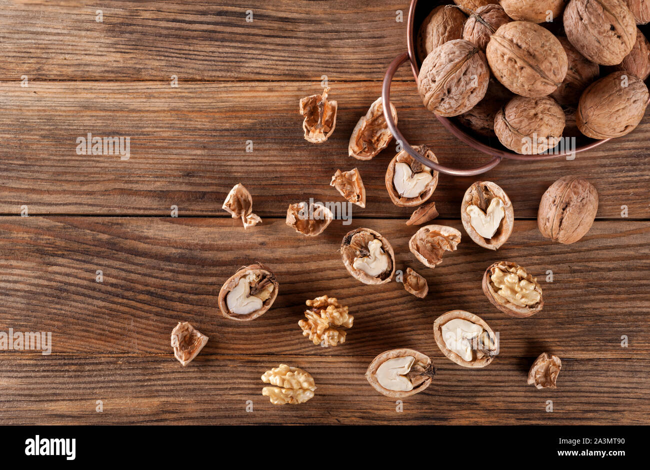 Les noix. Ensemble, noyer noyer pelées, demi-coquille de noix, noix, noix de noyau pour godet de décoration sur la surface en bois.Creative background. Banque D'Images
