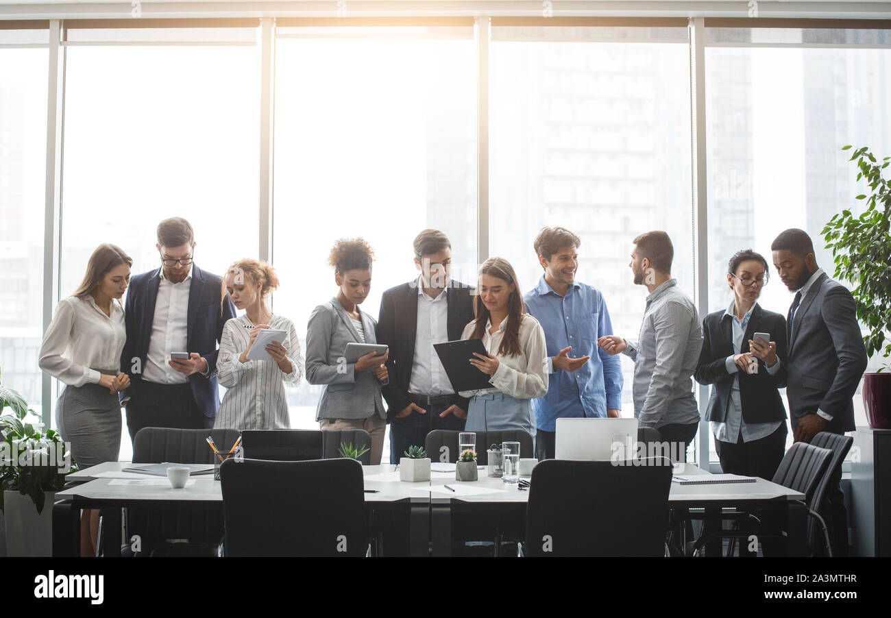 Composite de discuter pendant les pauses de travail Banque D'Images