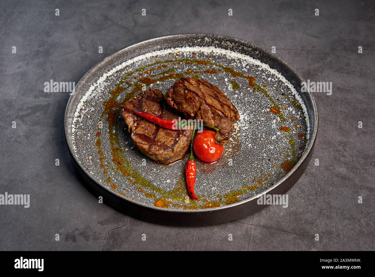 La viande steak au poivre chic sur une plaque Banque D'Images