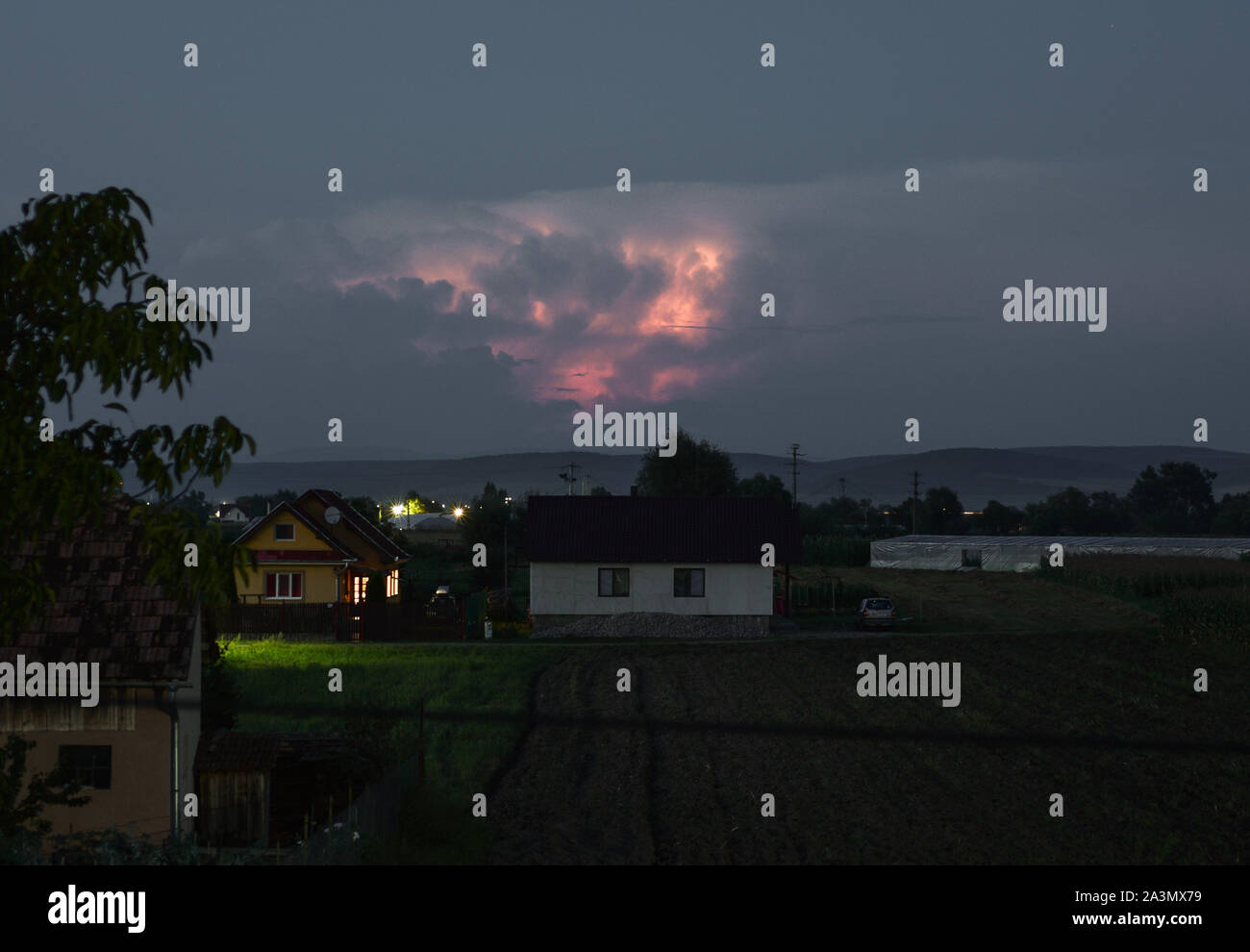 La foudre à partir de la fiche d'un nuage orageux sur l'est du massif des Carpates en Roumanie Banque D'Images