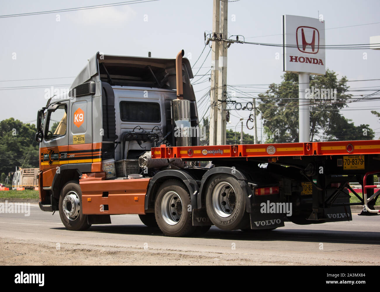 Chiang Mai, Thaïlande - 1 octobre 2019 : Conteneurs remorque camion d'Kankawee Société de Transport. Photo road no.1001 à environ 8 km du centre-ville, Banque D'Images