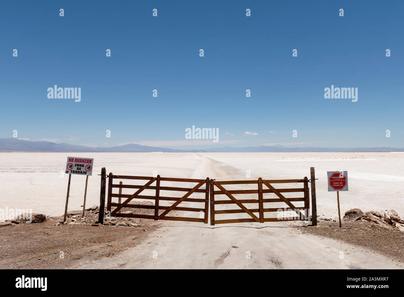 Barrières interdisant l'accès sur la Route de Salinas Grandes 52 dans la province de Jujuy, dans le Nord de l'Argentine. Banque D'Images