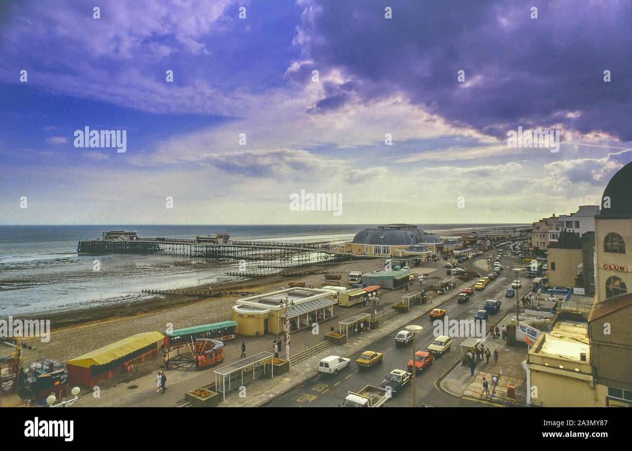 Jetée et front de mer de Worthing, West Sussex, Angleterre, Royaume-Uni. Vers les années 1980 Banque D'Images