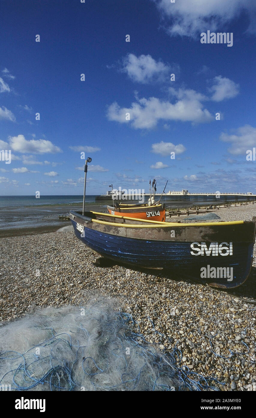 Bateaux de pêche échoués, Worthing, West Sussex, Angleterre, Royaume-Uni. Circa 1980 Banque D'Images