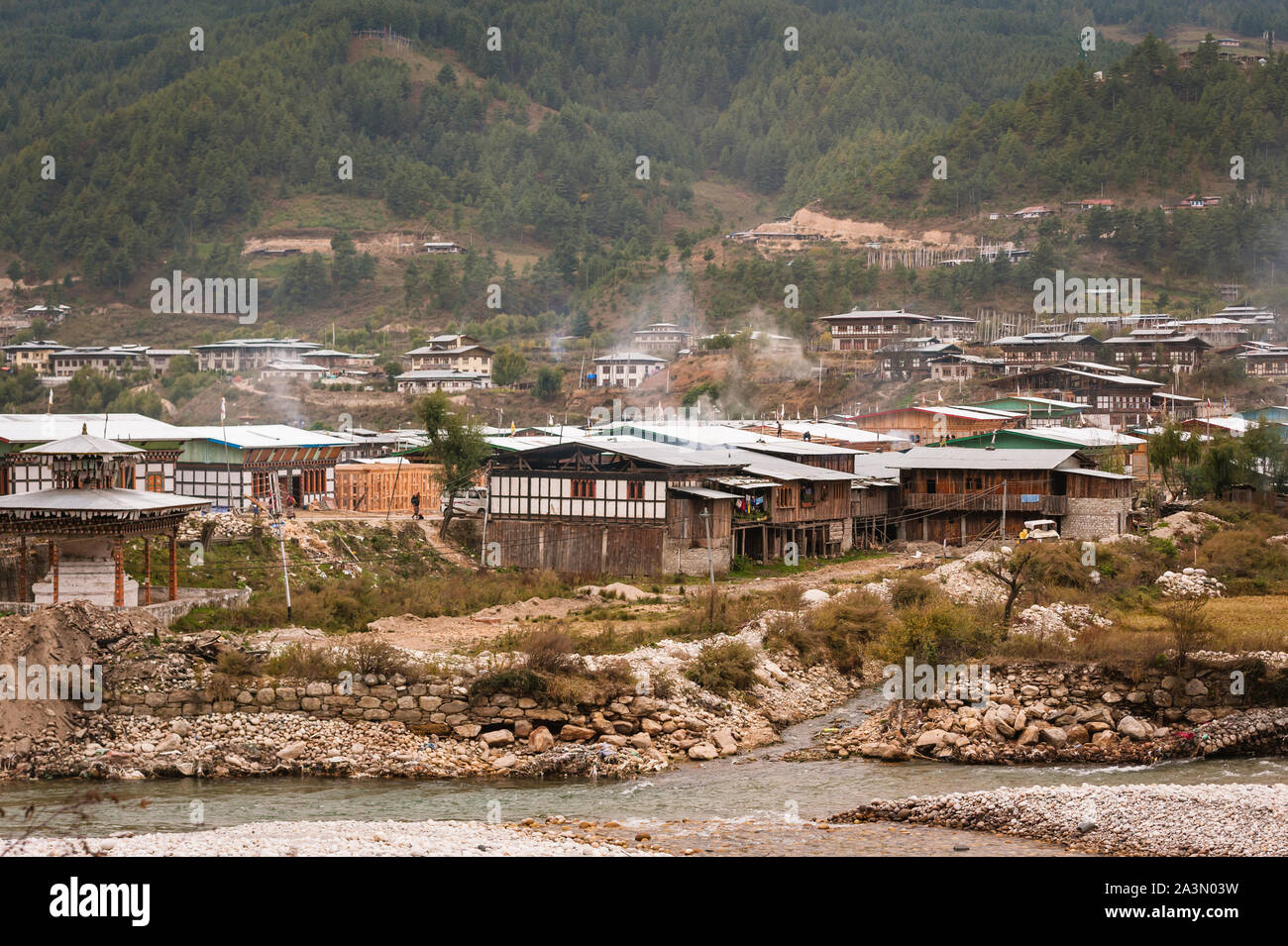 Voir de vieilles maisons bhoutanaises locaux le long de la rivière pendant l'hiver. Banque D'Images