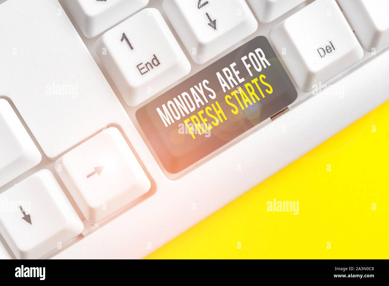 Main conceptuel écrit, indiquant les lundis sont de nouveaux départs. Sens Concept recommencer toutes les semaines ont un bon matin avec clavier pc blanc remarque p Banque D'Images