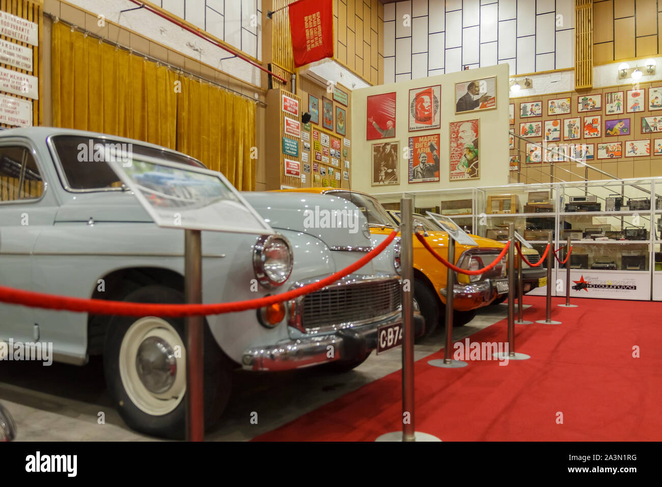 Musée de voitures du socialisme - Sofia, Bulgarie, la région de Pazardjik - 10 octobre, 2019. Les voitures fabriquées par les pays de l'ex-camp socialiste Banque D'Images