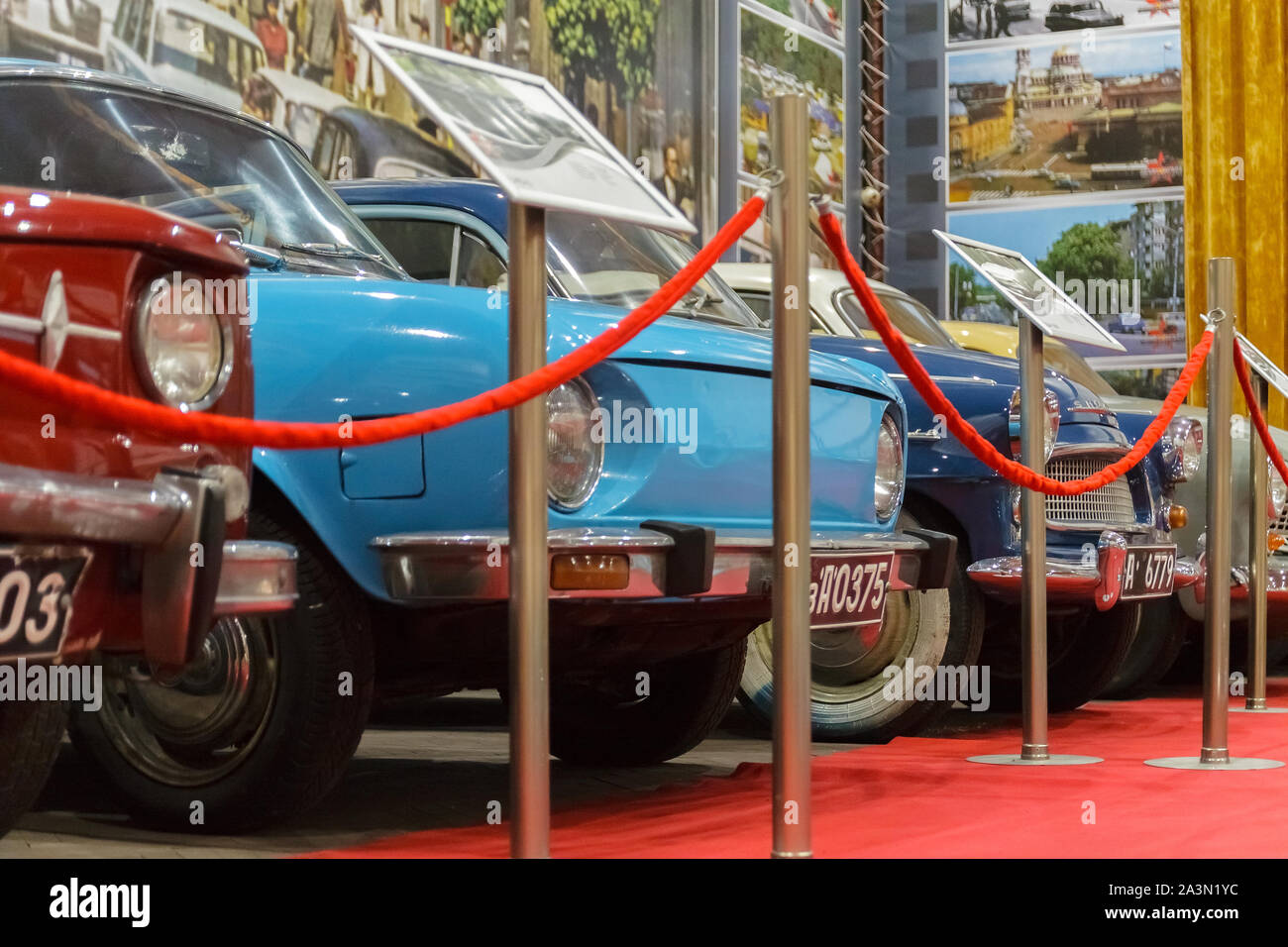 Musée de voitures du socialisme - Sofia, Bulgarie, la région de Pazardjik - 10 octobre, 2019. Les voitures fabriquées par les pays de l'ex-camp socialiste Banque D'Images
