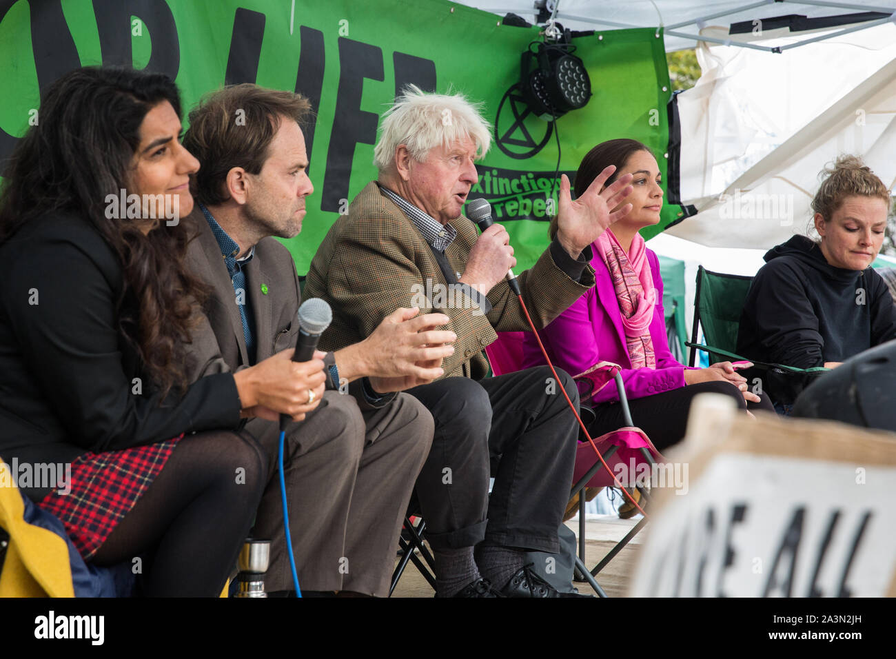 Londres, Royaume-Uni. 9 octobre, 2019. Stanley Johnson, le père du premier ministre Boris Johnson, adresses climat des militants de rébellion d'extinction à Trafalgar Square le troisième jour de la rébellion des protestations. Il a fait observer que le premier ministre a qualifié les manifestants de "crusties" n'avait été faite pour rire et décrit leur travail comme "extrêmement importante". Credit : Mark Kerrison/Alamy Live News Banque D'Images