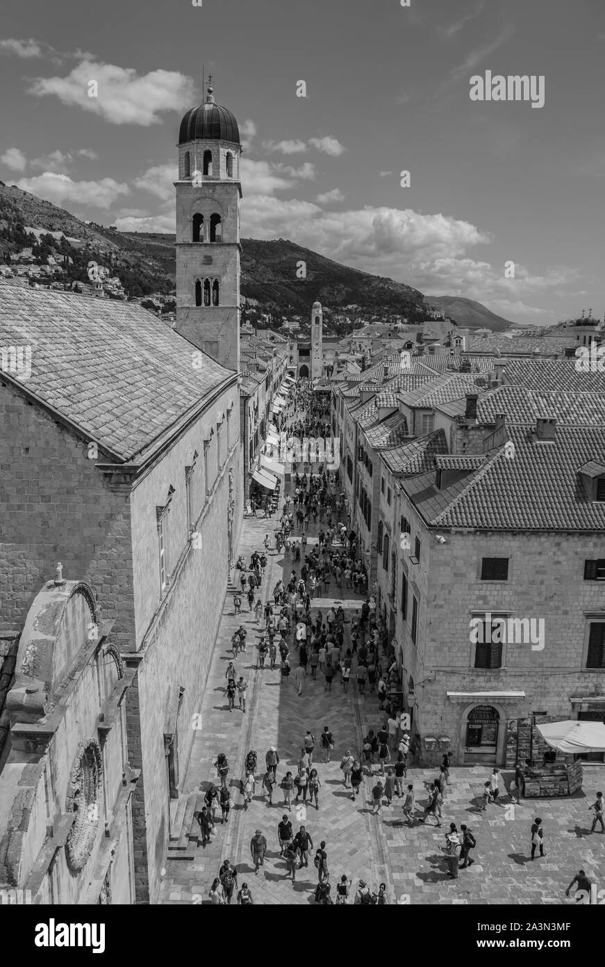 Une photo en noir et blanc de l'avenue Stradun de Dubrovnik et de ses toits. Banque D'Images