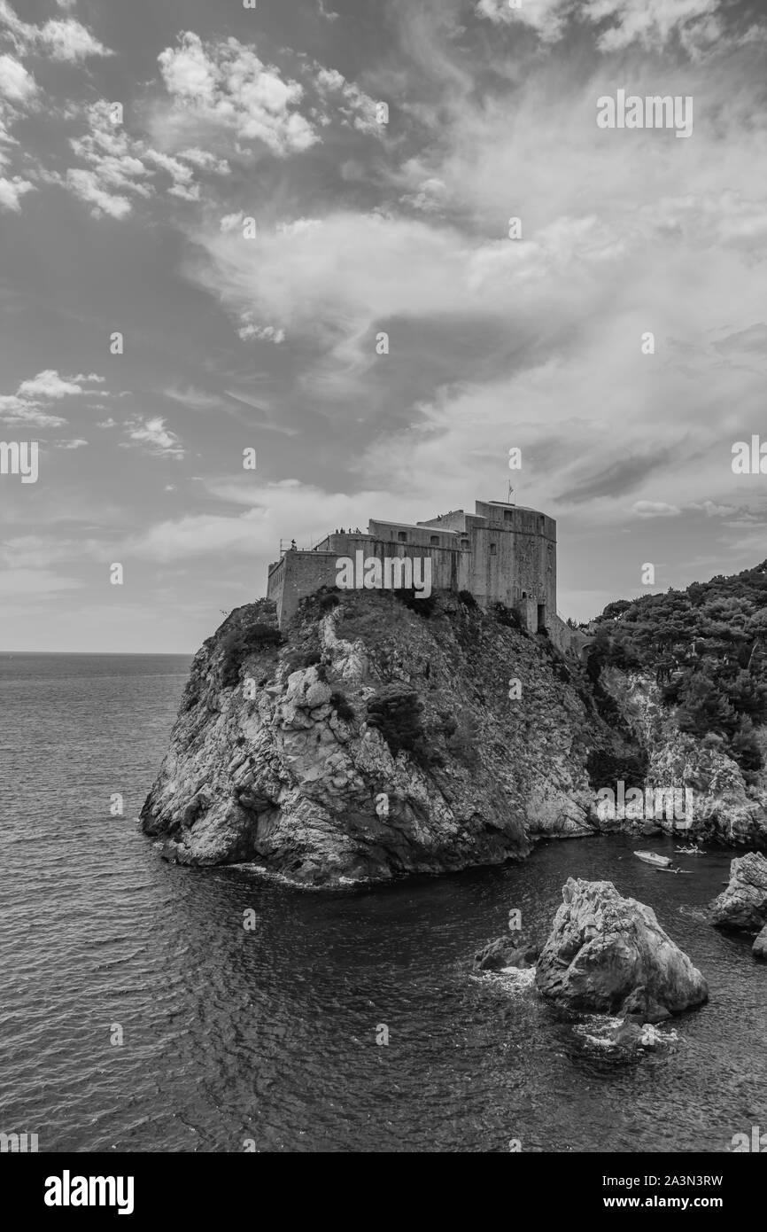 Une photo en noir et blanc de la forteresse Lovrijenac (Dubrovnik). Banque D'Images