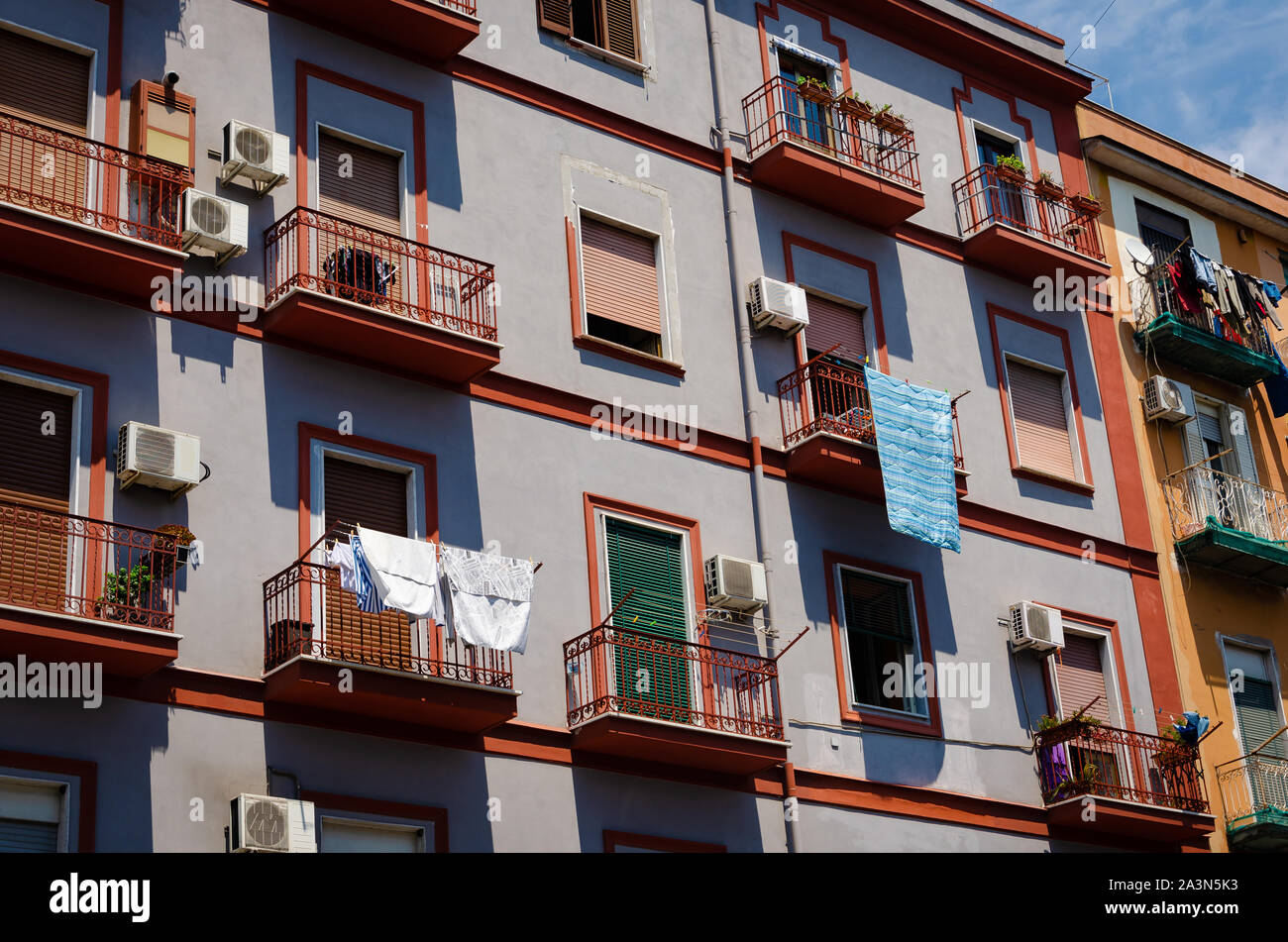 Vue extérieure d'un balcon avec séchage des vêtements à Naples, en Italie. Banque D'Images