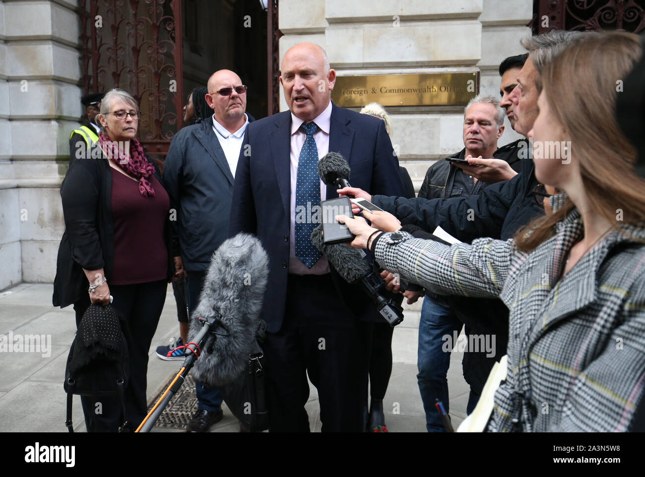 Porte-parole Radd Aimelesgateaux pour la famille de Harry Dunn, parlant à la presse après avoir quitté le ministère des Affaires étrangères et du Commonwealth à Londres, où ils ont rencontré le secrétaire des Affaires étrangères Dominic Raab. 19-year-old Harry a été tué lorsque sa moto a percuté une voiture le 27 août. Le suspect dans l'affaire, 42 ans, Anne Sacoolas, a obtenu l'immunité diplomatique après l'accident, mais le premier ministre Boris Johnson, M. Raab et le Northamptonshire Police a demandé aux États-Unis d'envisager d'annuler. Banque D'Images