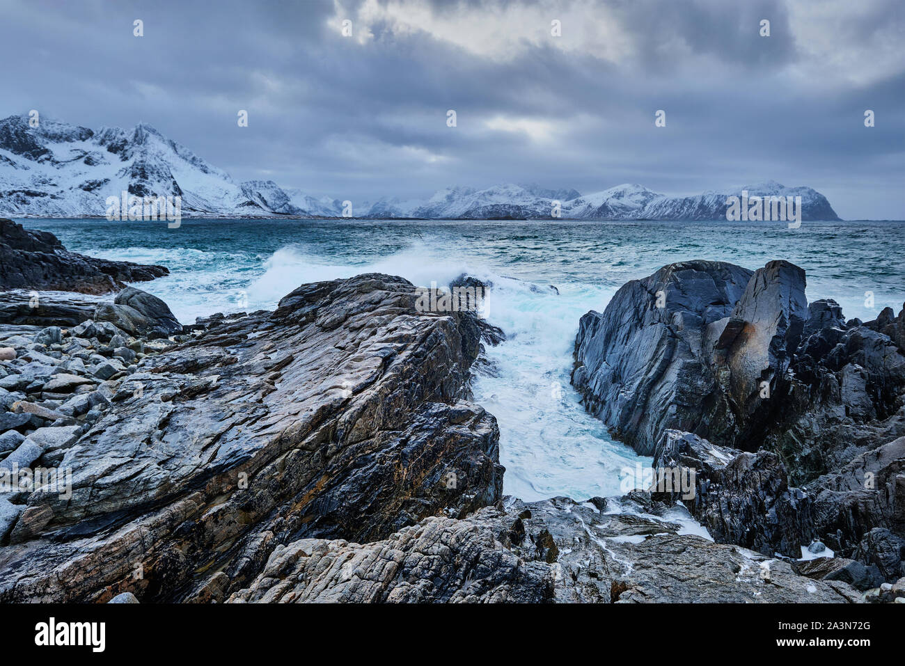 Mer de Norvège vagues sur côte rocheuse de îles Lofoten, Norvège Banque D'Images