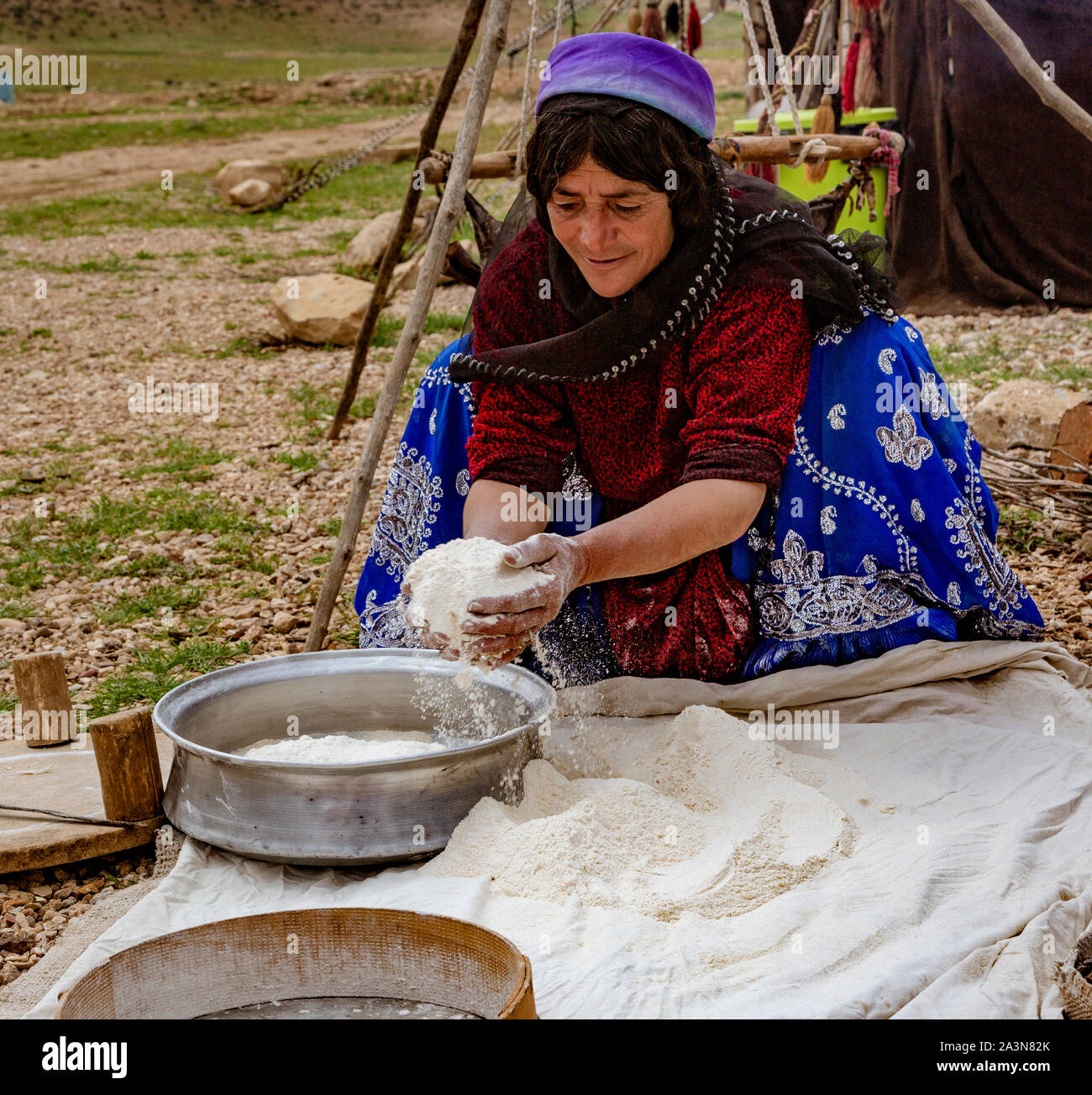 Shiraz, Iran - 2019-04-09 - femme Qashgal fait du pain de la maison rez-de farine. Banque D'Images