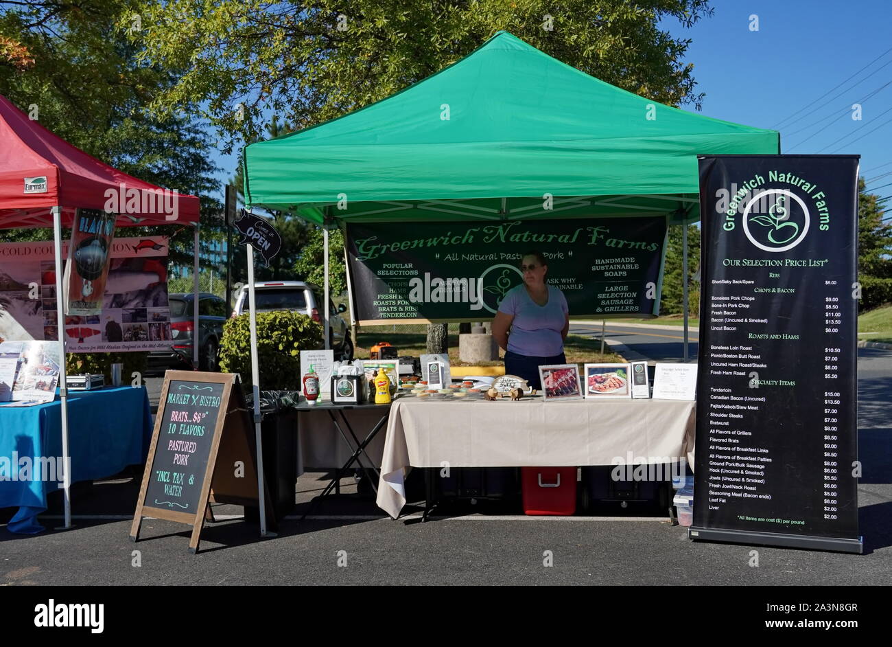 Chantilly, VA / USA - 19 septembre 2019 : en attente du vendeur au marché des fermiers de la Communauté Chantilly Foodworks Banque D'Images