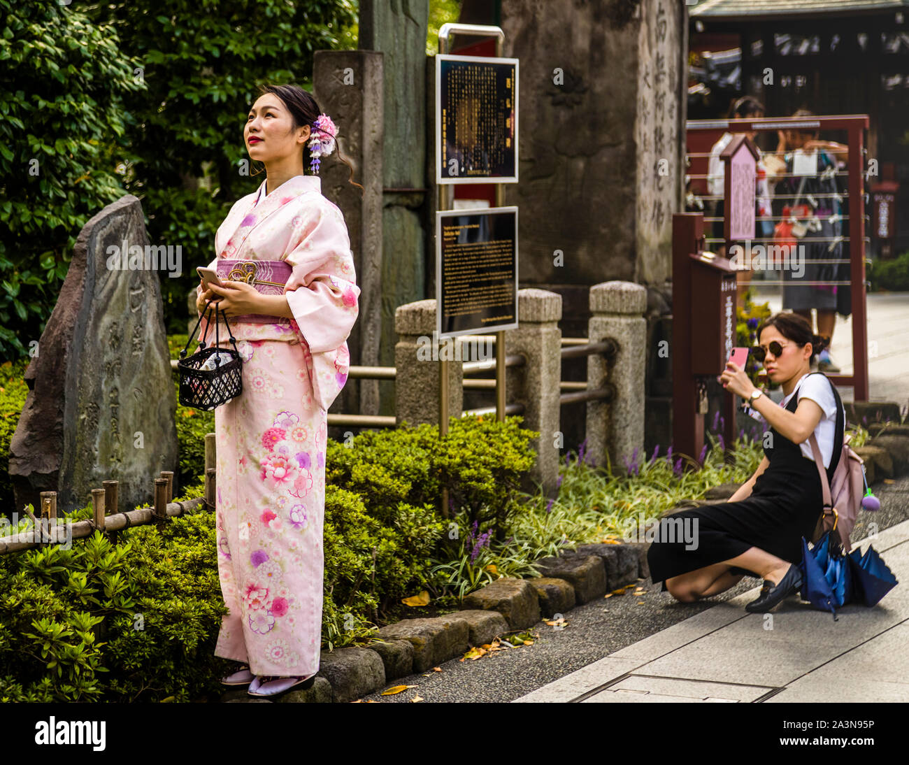 Le porteur de kimono est photographié à Tokyo, au Japon Banque D'Images