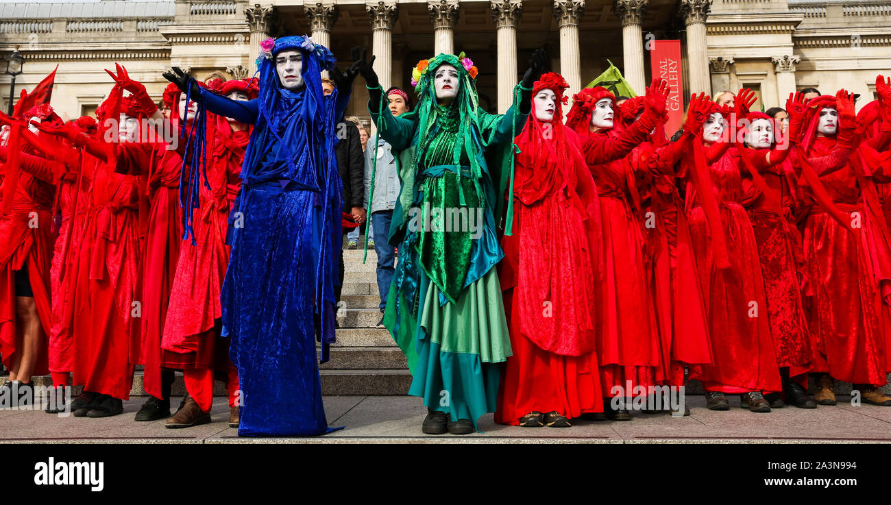 Les membres de la Brigade rouge de l'Extinction du mouvement de rébellion dans leurs costumes pour protester sur les marches de Trafalgar Square au cours du troisième jour de leur action de deux semaines à Westminster. Le changement climatique les militants s'appelant pour le gouvernement britannique à prendre des mesures d'urgence sur les changements climatiques. Banque D'Images