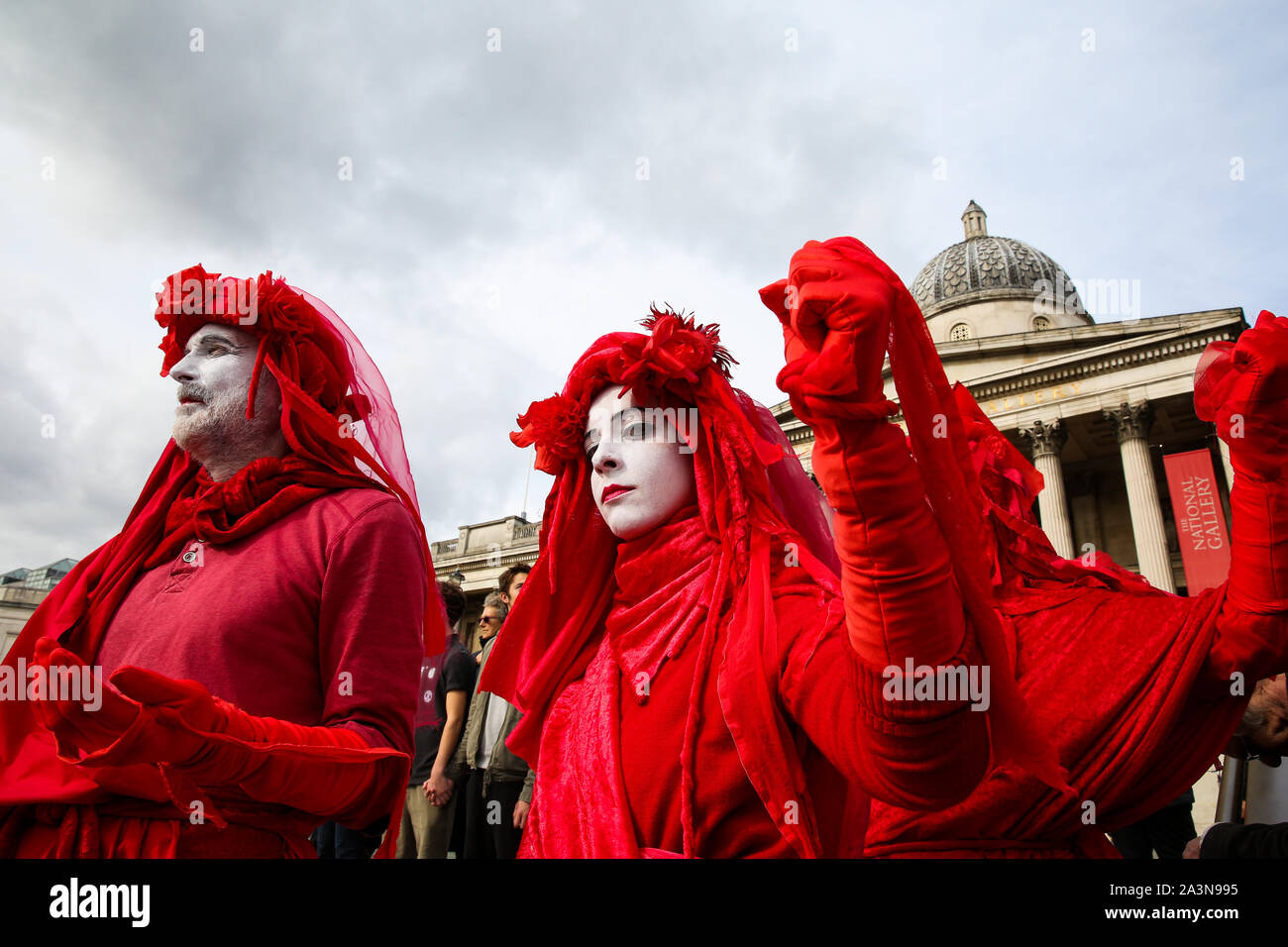 Les membres de la Brigade rouge de l'Extinction du mouvement de rébellion dans leurs costumes pour protester sur les marches de Trafalgar Square au cours du troisième jour de leur action de deux semaines à Westminster. Le changement climatique les militants s'appelant pour le gouvernement britannique à prendre des mesures d'urgence sur les changements climatiques. Banque D'Images