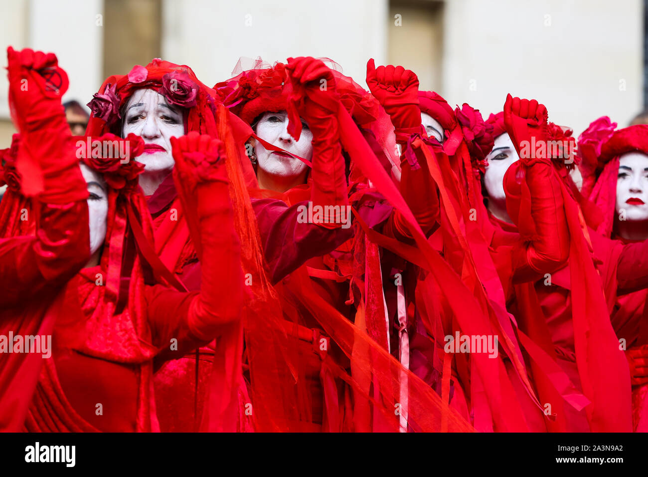 Les membres de la Brigade rouge de l'Extinction du mouvement de rébellion dans leurs costumes pour protester sur les marches de Trafalgar Square au cours du troisième jour de leur action de deux semaines à Westminster. Le changement climatique les militants s'appelant pour le gouvernement britannique à prendre des mesures d'urgence sur les changements climatiques. Banque D'Images