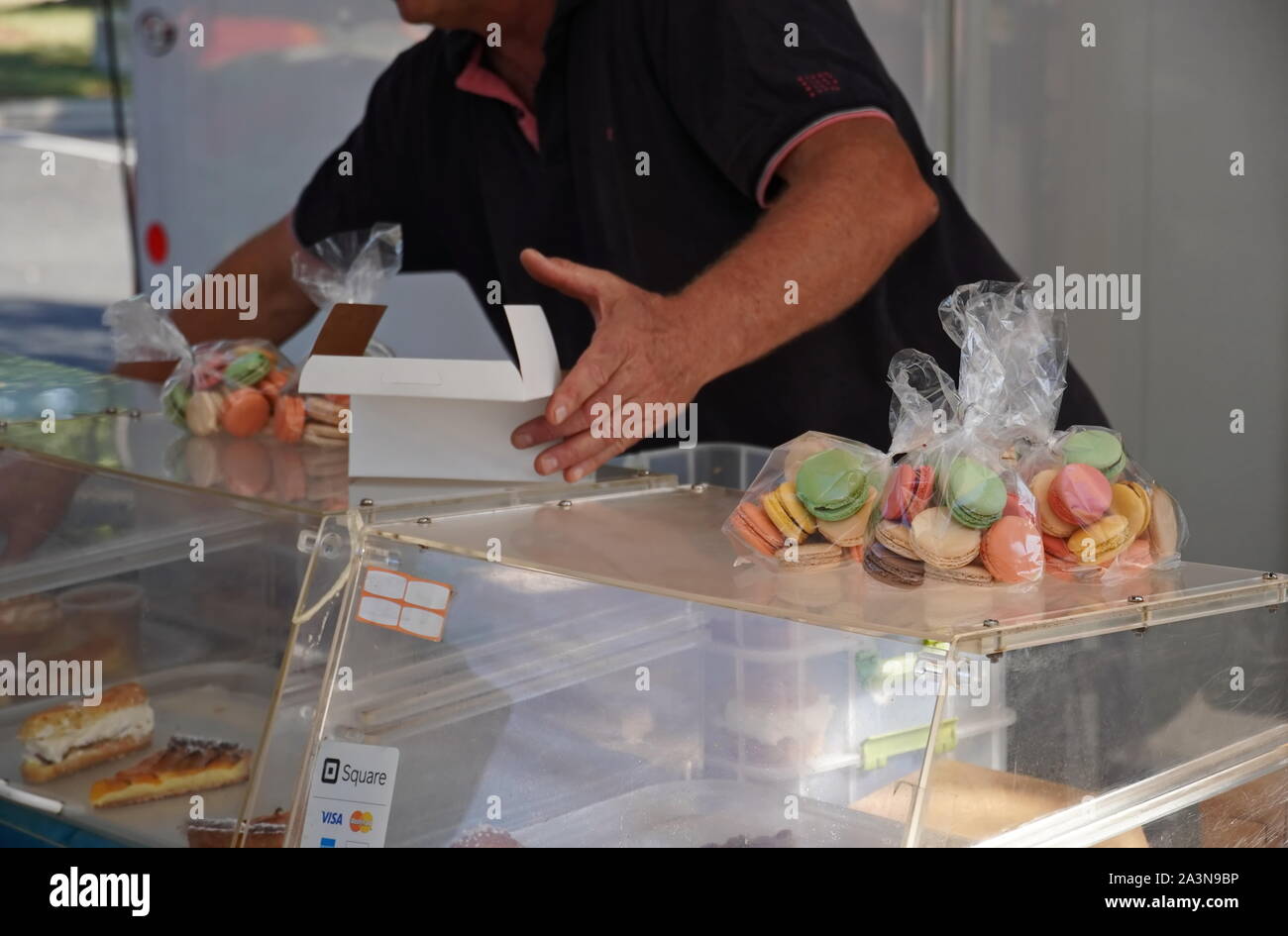 Chantilly, VA / USA - 19 septembre 2019 : l'emballage du vendeur de pâtisseries françaises au marché des fermiers de la Communauté Chantilly Foodworks (libre) Banque D'Images