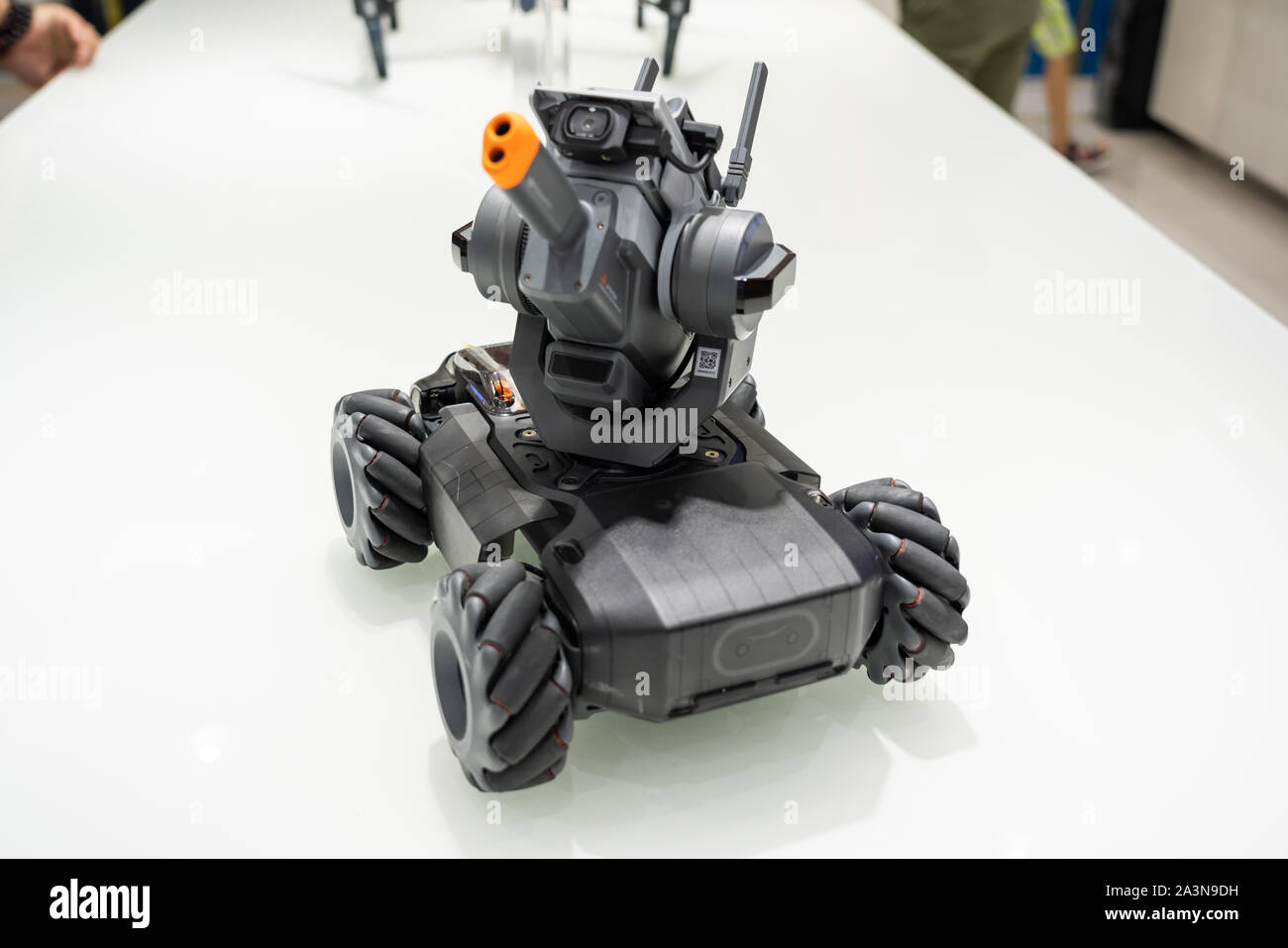 Le RoboMaster S1, un jeu éducatif en constante évolution de la technologie du robot fabriqué par l'entreprise chinoise DJI, vus dans un magasin à Guangzhou. DJI Banque D'Images Le RoboMaster S1, un jeu éducatif en constante évolution de la technologie du robot fabriqué par l'entreprise chinoise DJI, vus dans un magasin à Guangzhou. DJI Banque D'Images