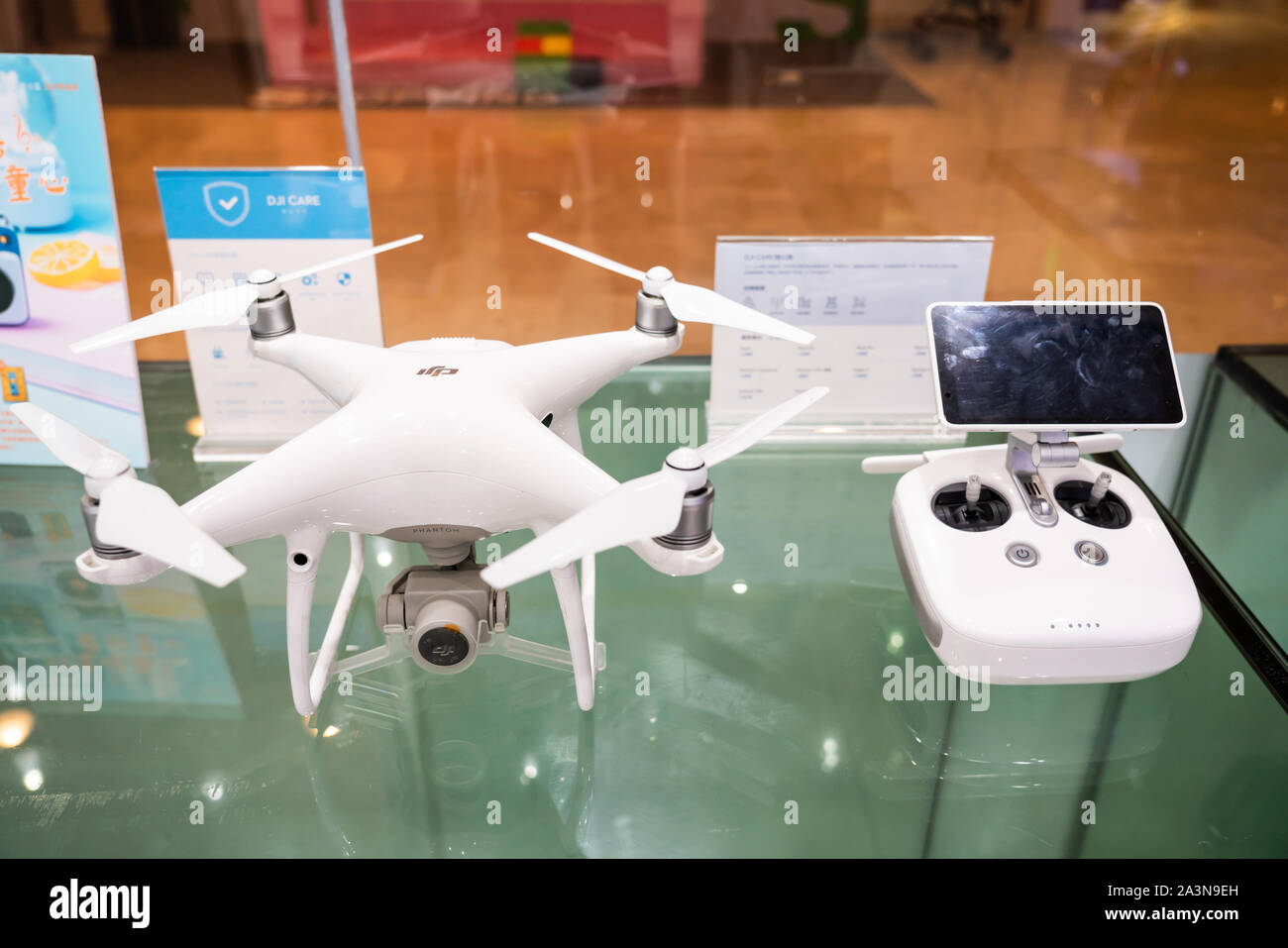 DJI Phantom 4 Pro drone affiché dans un magasin à Guangzhou. DJI Photo  Stock - Alamy