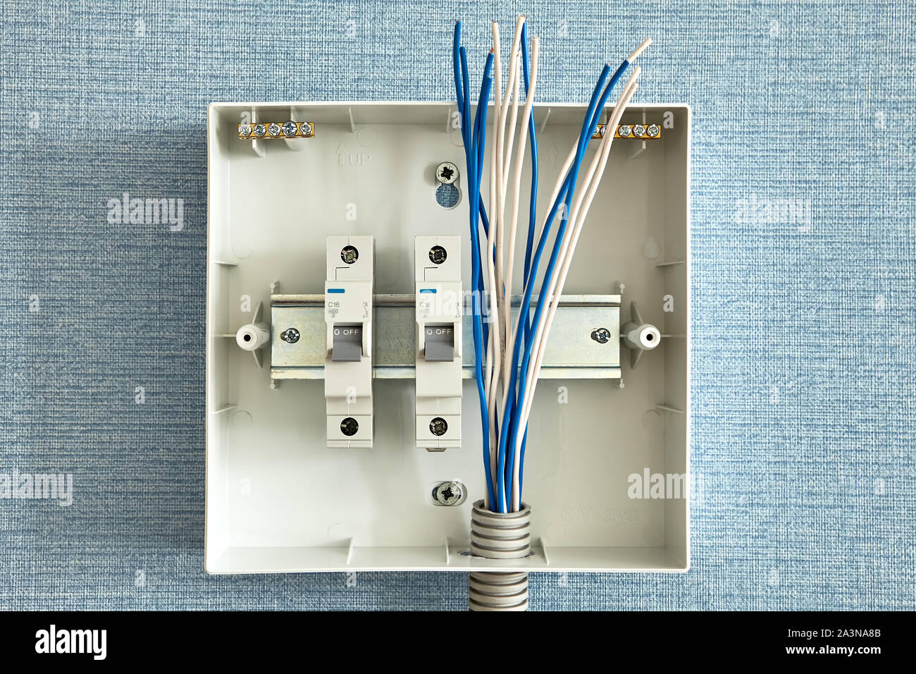 Installation d'un panneau de commande de l'alimentation dans un immeuble résidentiel. L'installation de disjoncteurs pour le câblage électrique. Les fils sont connectés à l'ELAP Banque D'Images