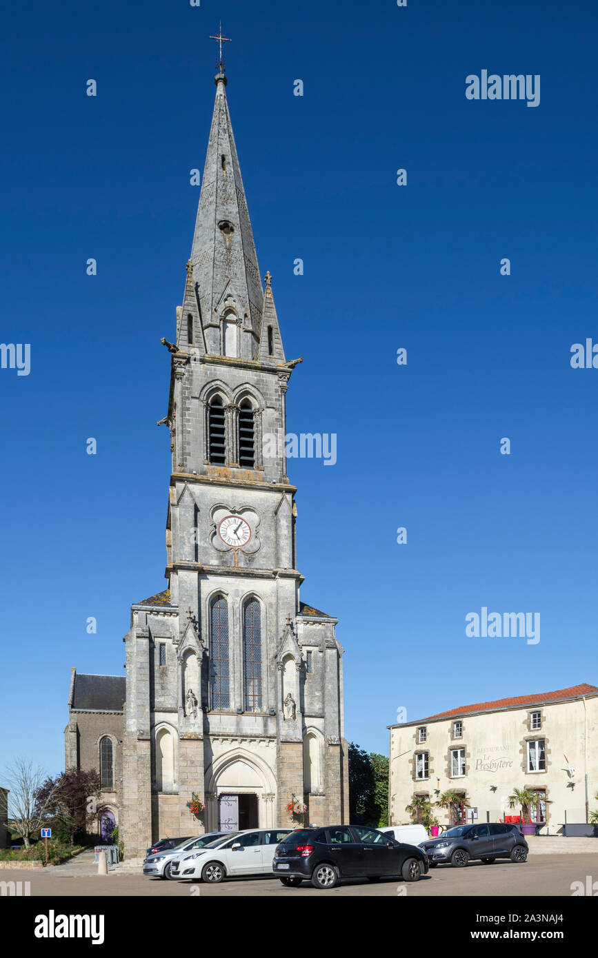 L'église l'église Notre-Dame et le restaurant Le presbytère dans le village Tiffauges, Vendée, France Banque D'Images