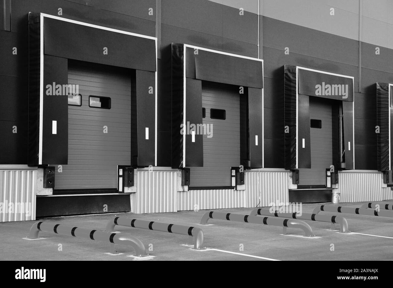 Quai de chargement vide d'un grand entrepôt. Banque D'Images