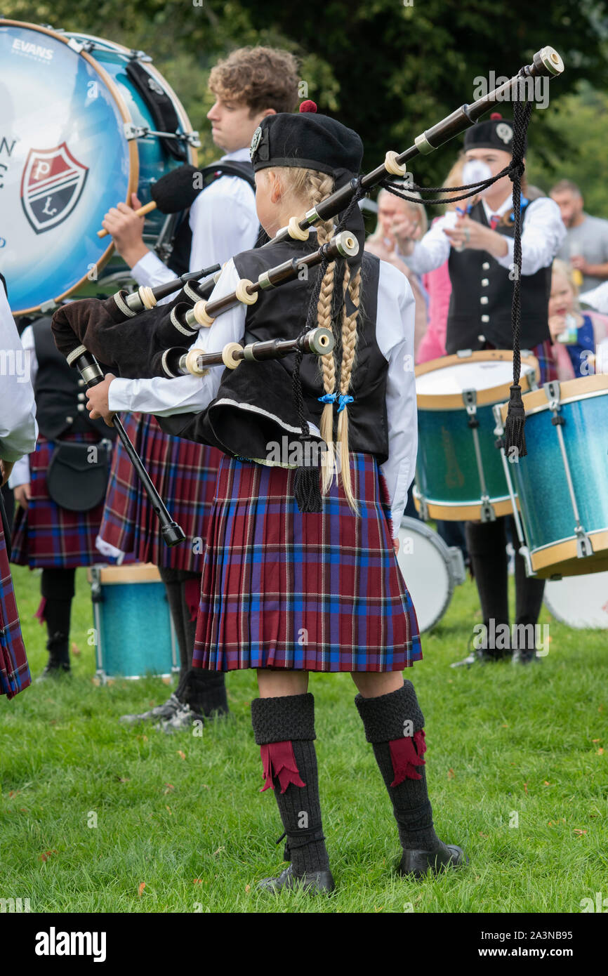 Jeune fille dans le Preston Lodge High School Pipe Band holding cornemuse à Peebles Highland Games. Peebles, Scottish Borders, Scotland Banque D'Images