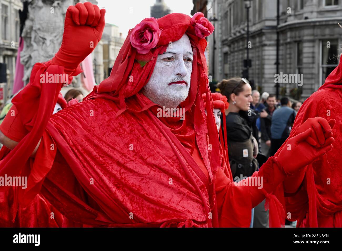 Brigade rouge Performance Group, rébellion Extinction, troisième jour de protestation, Trafalgar Square, Londres. UK Banque D'Images