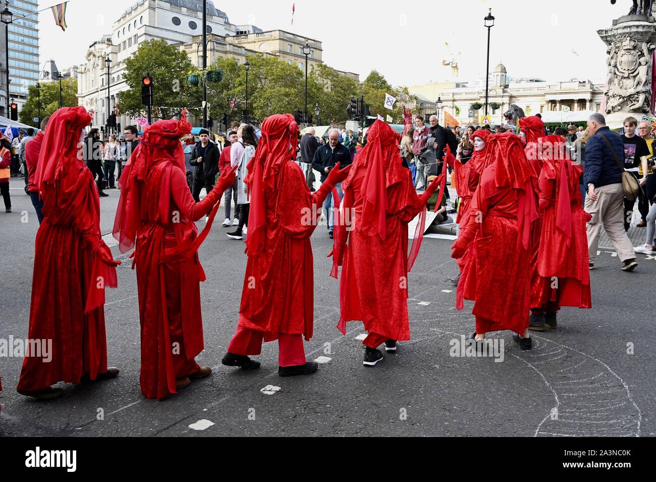 Brigade rouge Performance Group, rébellion Extinction, troisième jour de protestation, Trafalgar Square, Londres. UK Banque D'Images