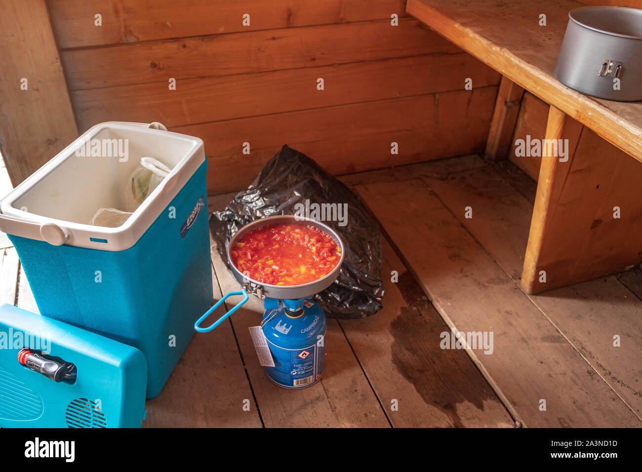 Nourriture cuite sur poêle de camping dans une cabine en bois Banque D'Images